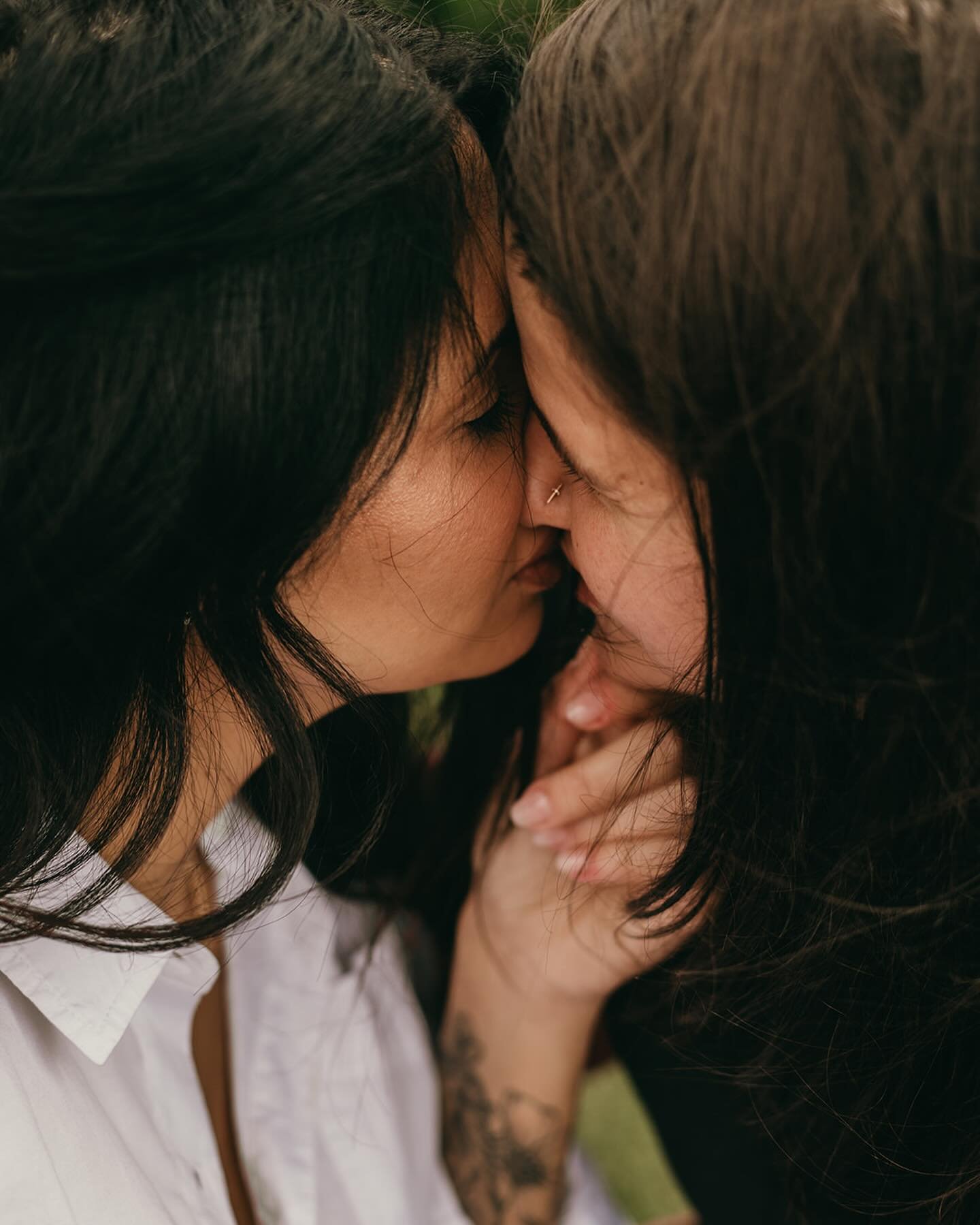 April showers bring May flowers! It truly is spring out there and love is in the air. 🥰😘&hellip; she said yes, btw! 
#proposal #seattleproposalphotographer 

.
.
.

#marryme #seattleproposal #proposalphotoshoot #loveislove #shesaidyes #mrsandmrs #l