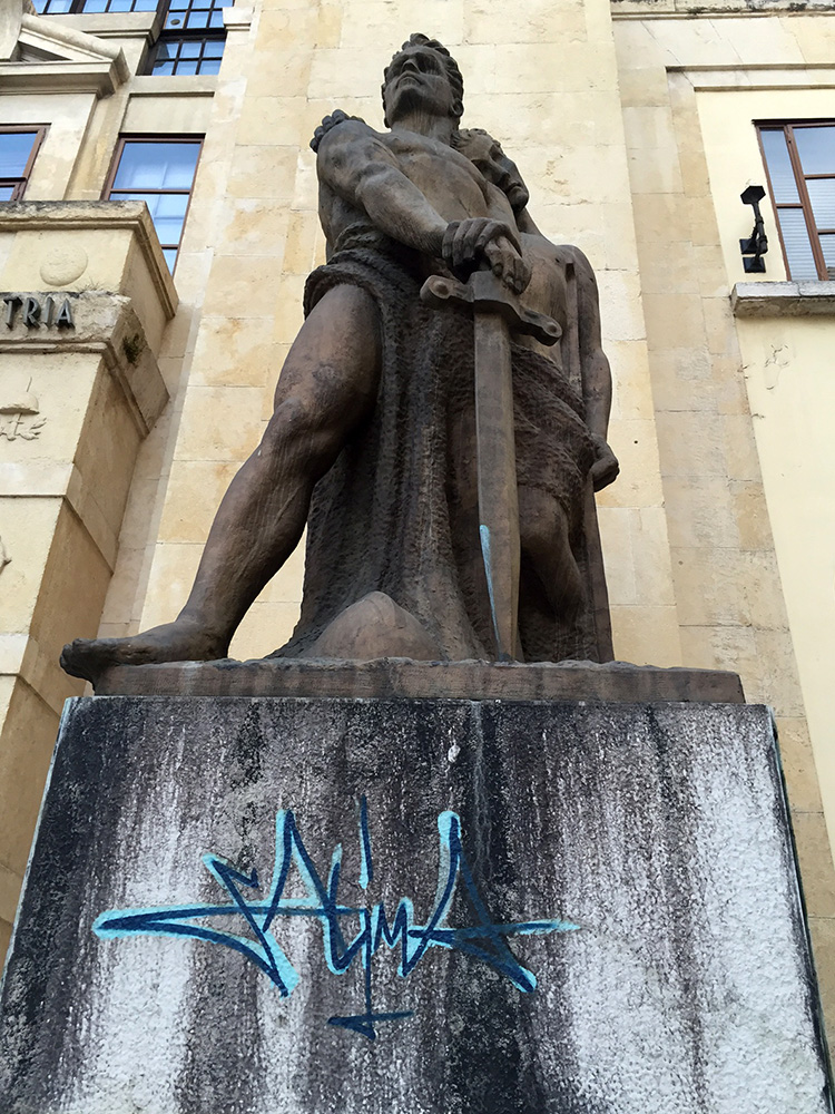Statues-02.jpg