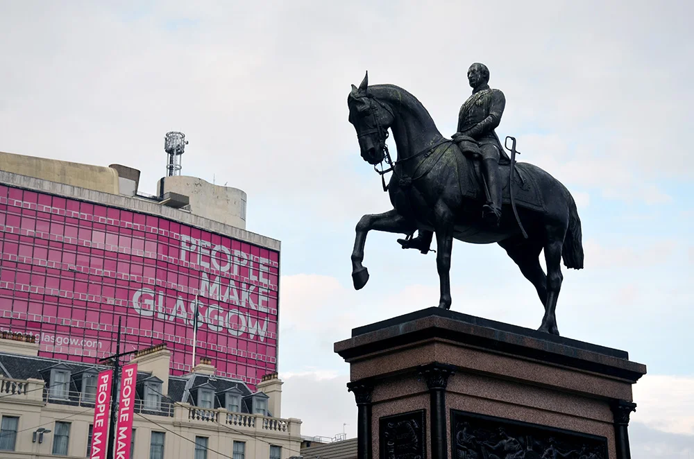A lot of birds pooped on his head. Also PEOPLE MAKE GLASGOW.