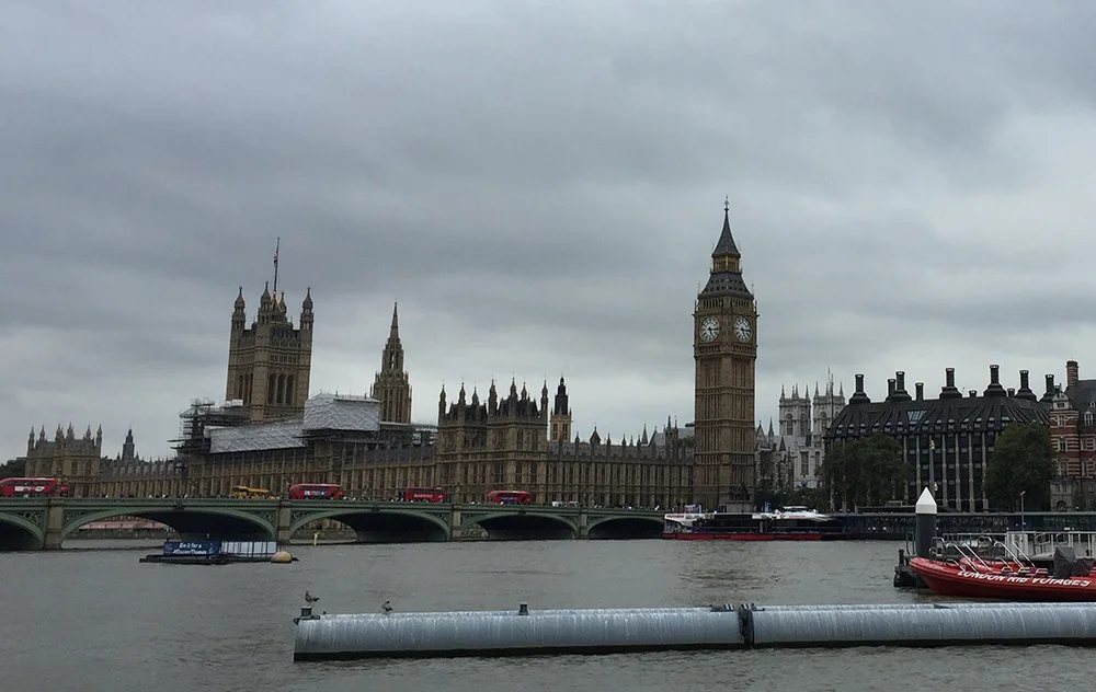 Look, kids, Big Ben. Parliament.