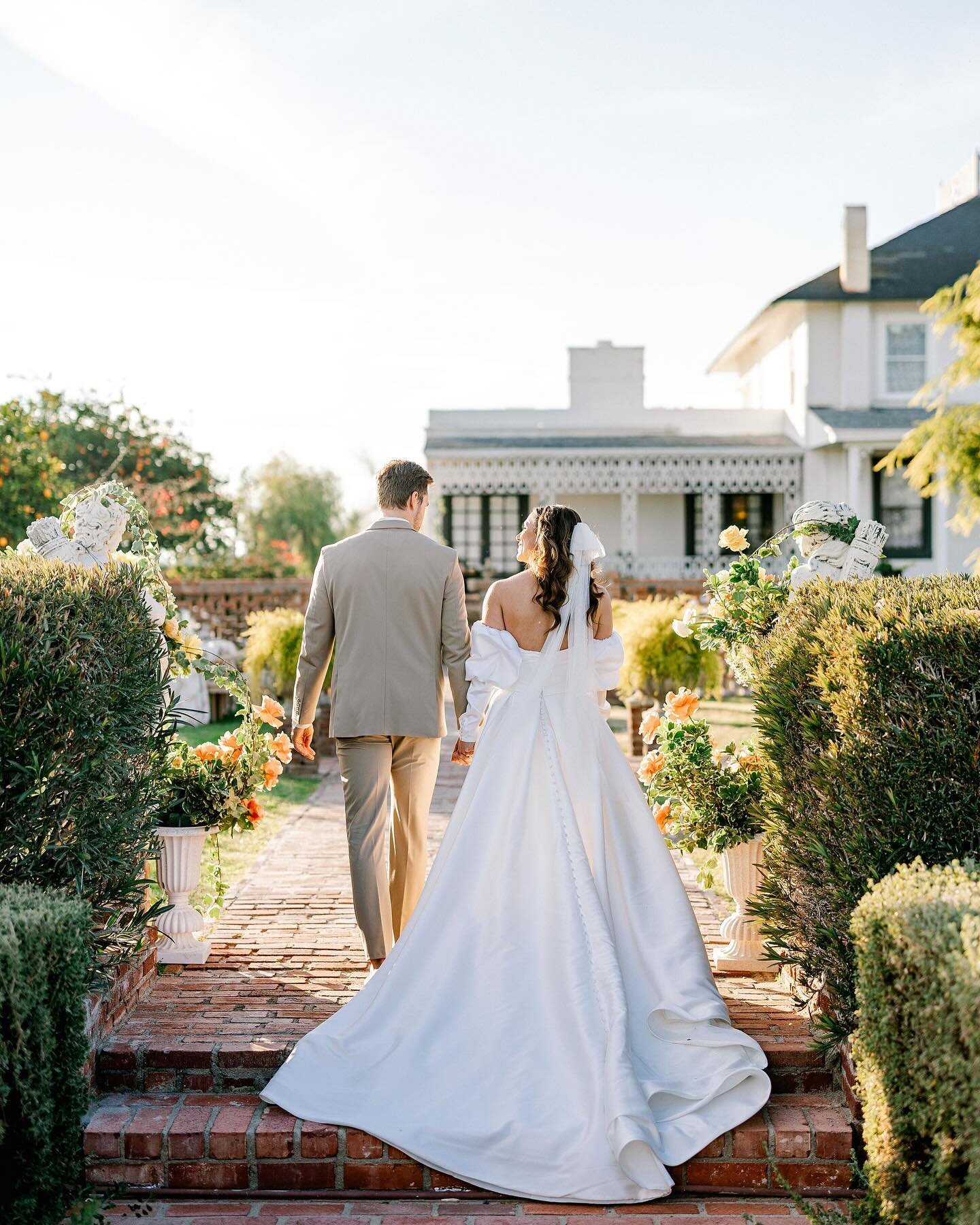 They brought out all the fresh details for this country modern theme. 

Planner:&nbsp;@cedarandsagewed
Photographers: @brittanynemecphotography &amp; @tjshull
Venue:&nbsp;@thenardinimanor
Tables/Chair/Tableware/Lounge:&nbsp;@theconfettistudio
Florist