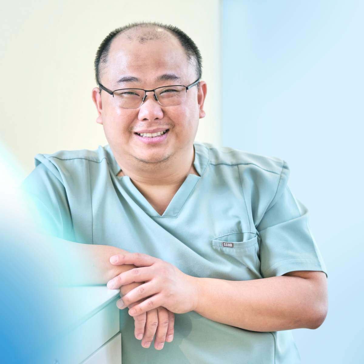 Hendra Kusuma Zahnarzt Lippstadt lächelt in die Kamera