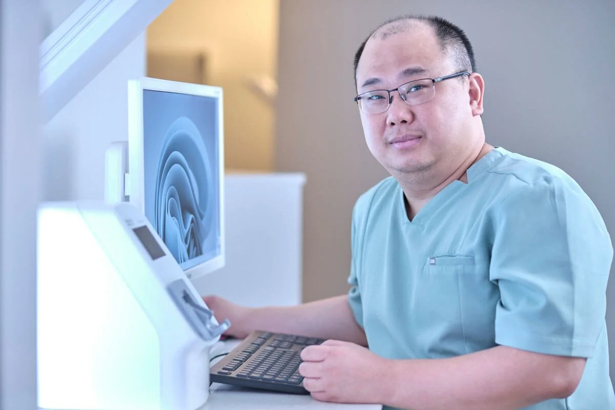 Hendra Kusuma an seiner Röntgen-Workstation