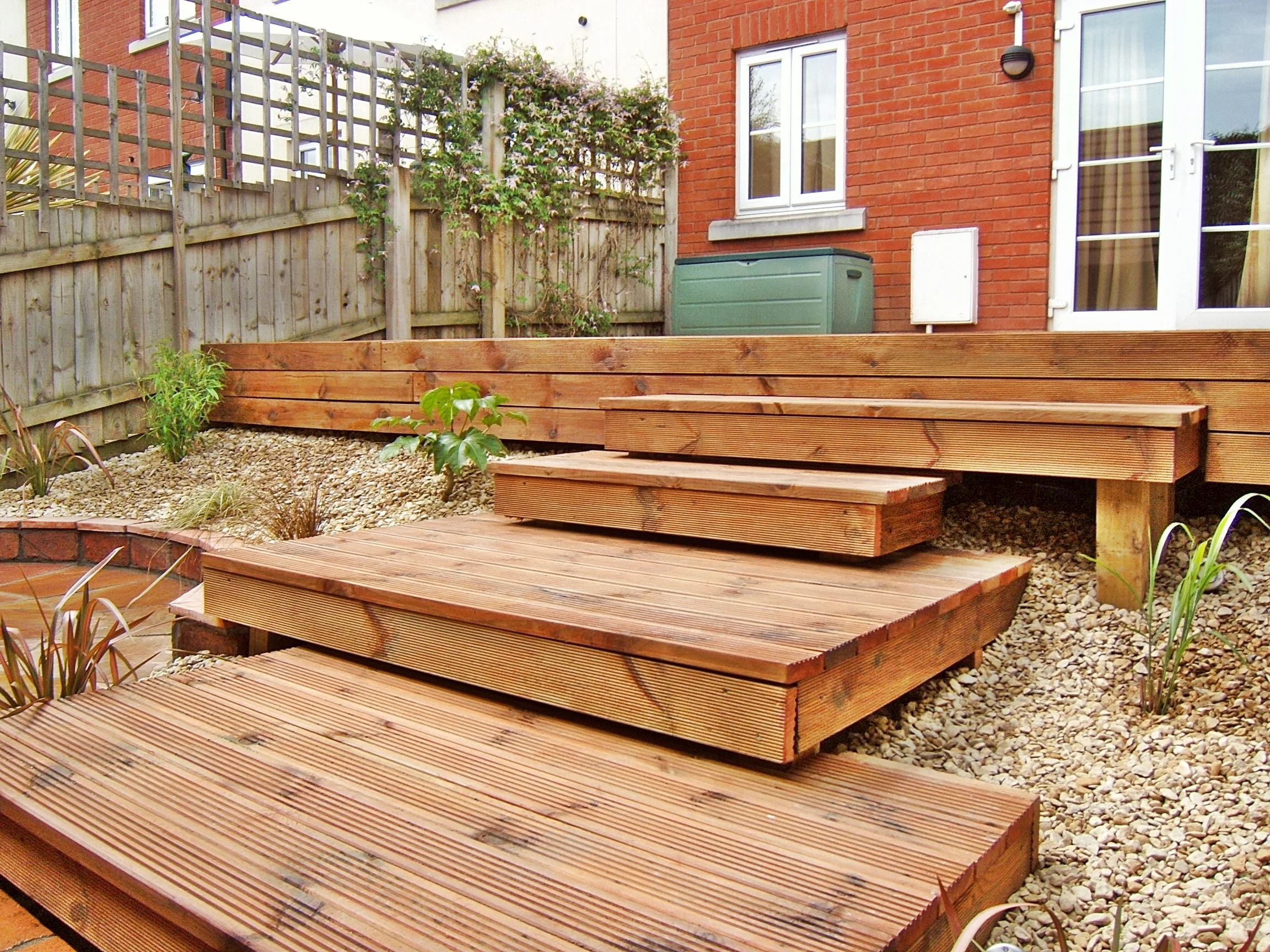 decking with floating steps.JPG