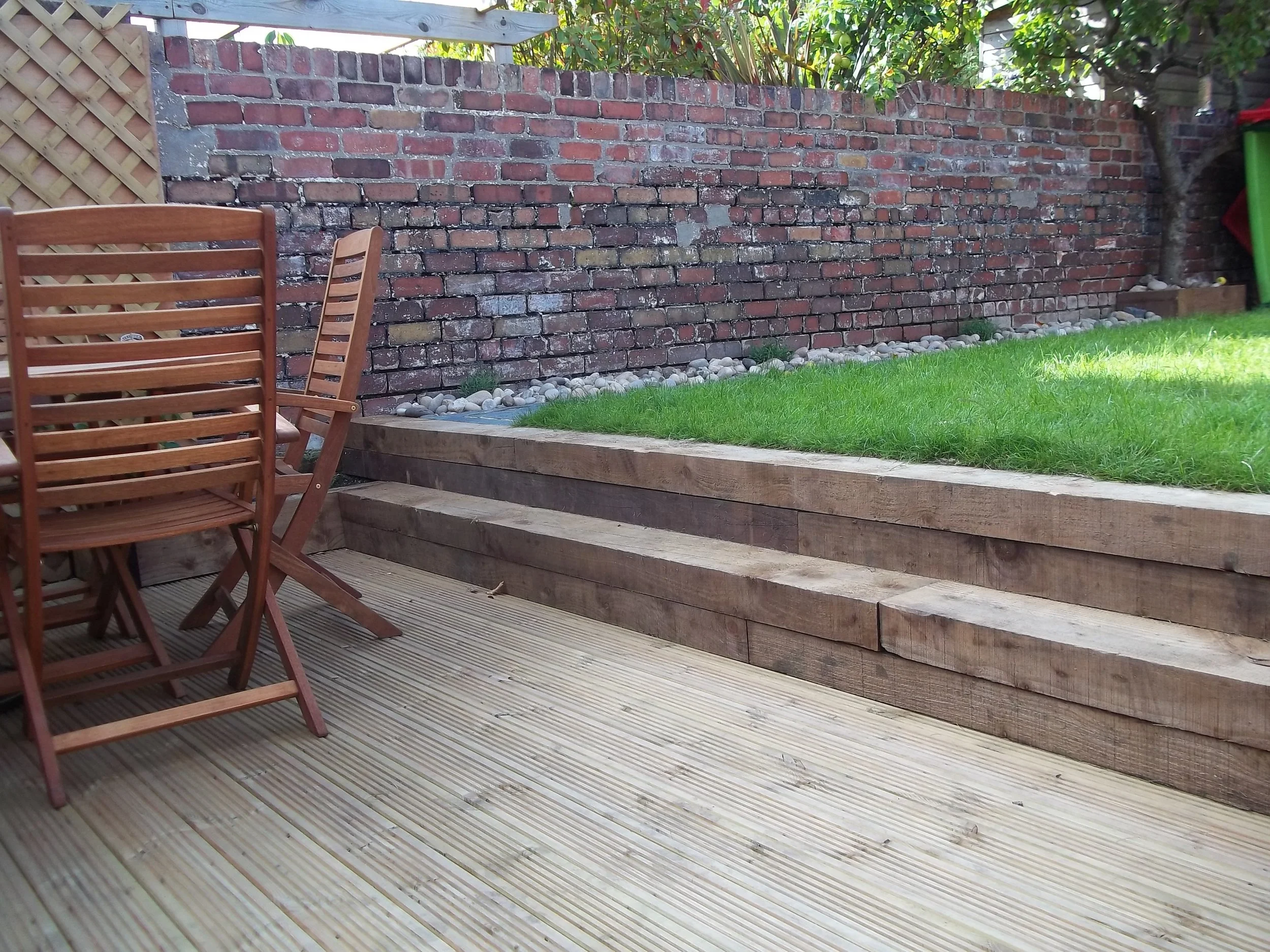 decking with sleeper steps.JPG