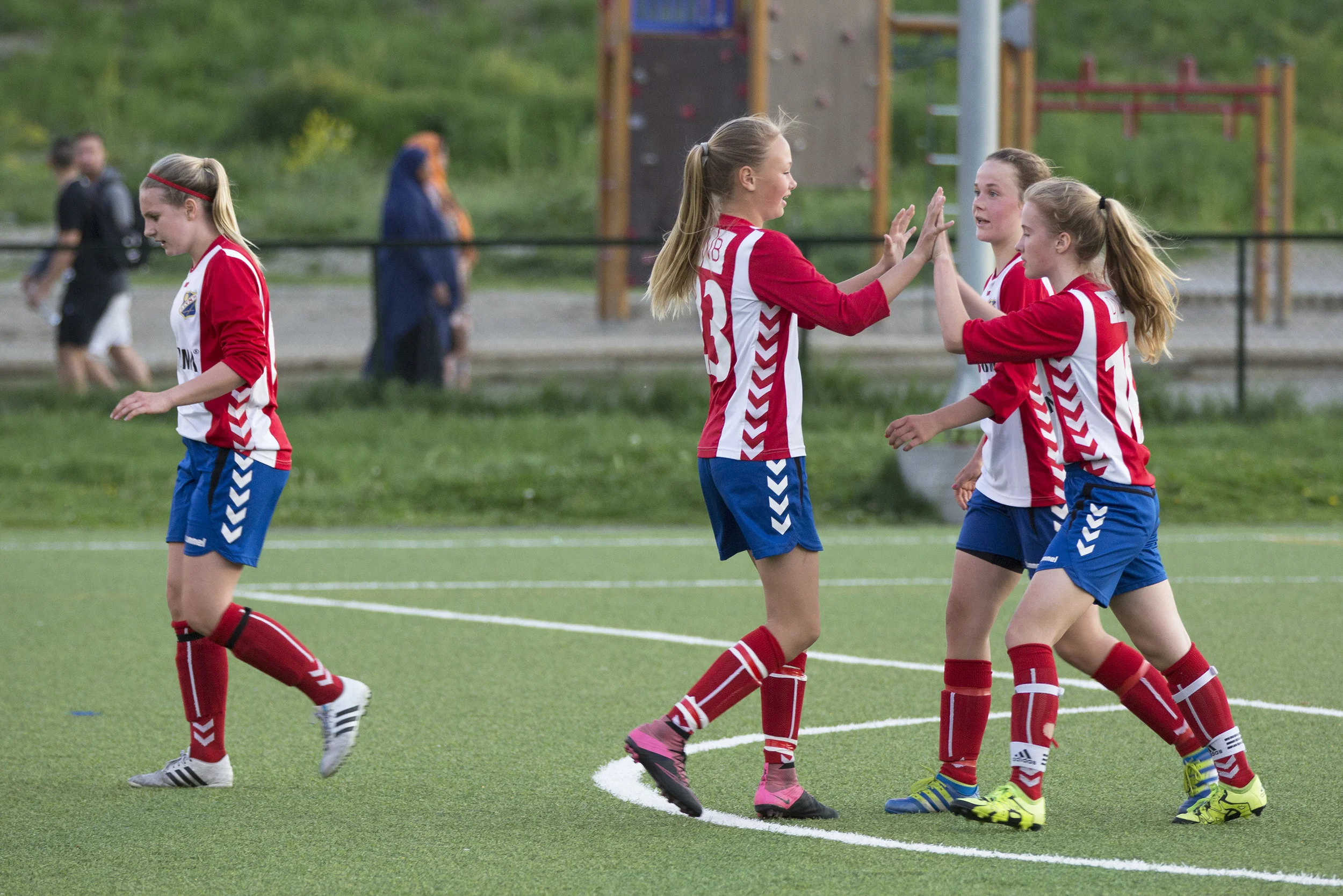 Takk for pasningen og takk for målet. Foto: Gunhild Lien