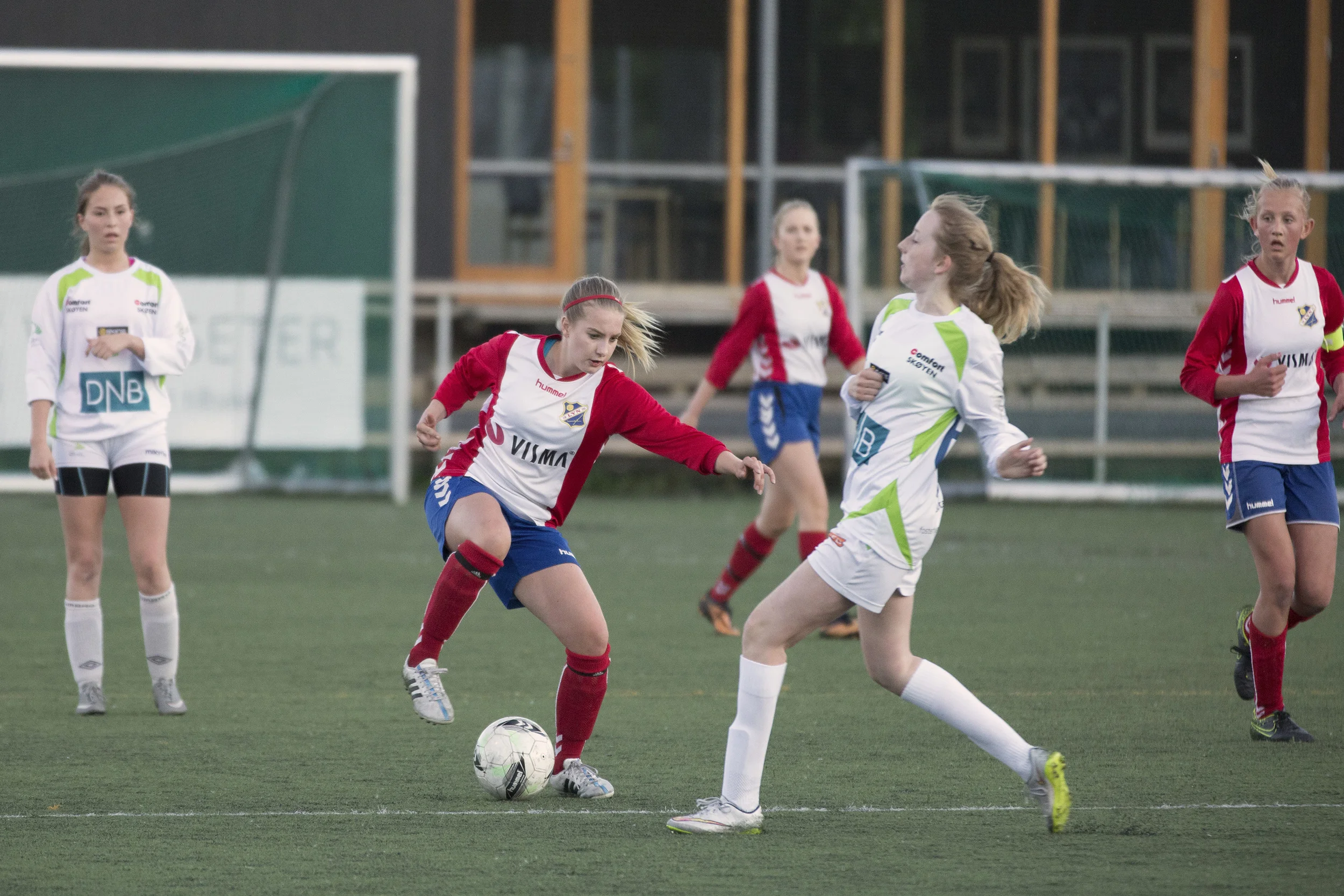 Nora i kamp om midtbanen Foto: Gunhild Lien