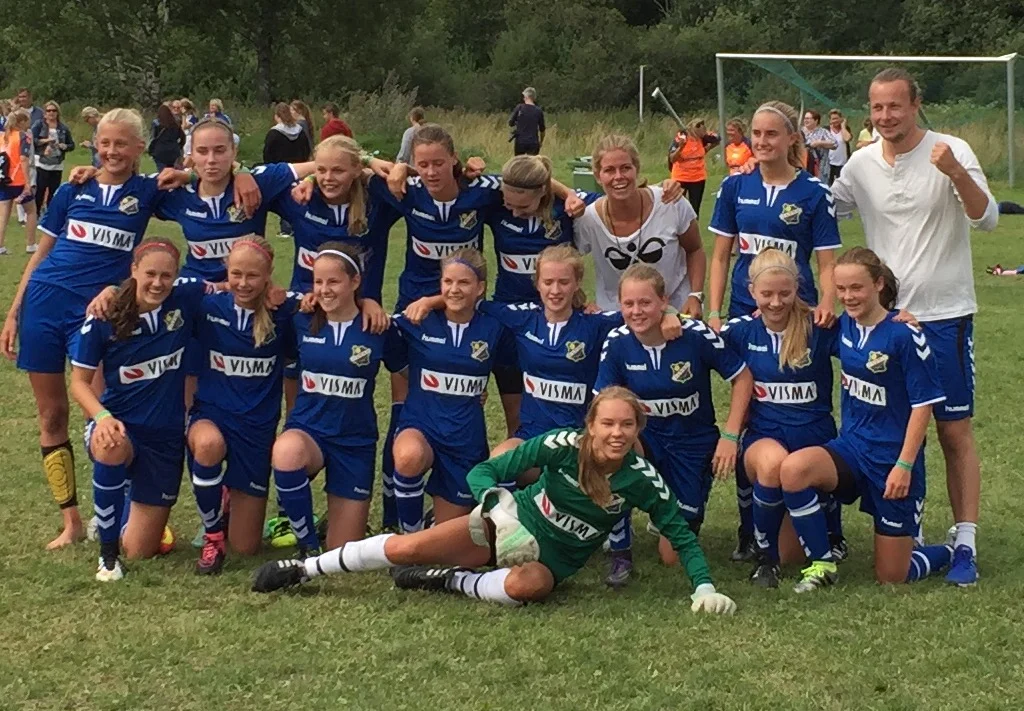 Bortelykkedraktene slo til og alle straffene satt i mål da LYN J15.1 avanserte til 8-dels i Norway Cup etter 1-1 og streffekonk mot Ekko Aureosen/Gossen IL