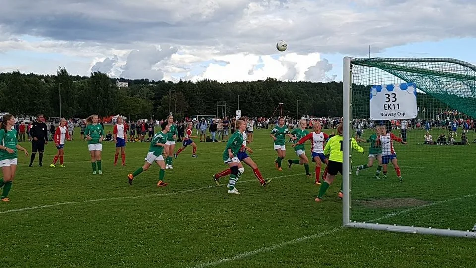 Ballen på vei til å bli heada i goalen!
