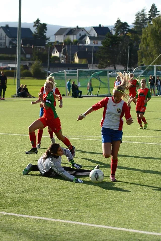 Iben viser at hun burde spilt for FC Tekkers med en fin dribling av keeper. Foto: Dines Haslund