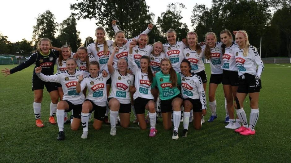 Våre gjester fra Eik Tønsberg etter seieren mot Hønefoss. Foto: Eirik Lyngroth/fotball.no