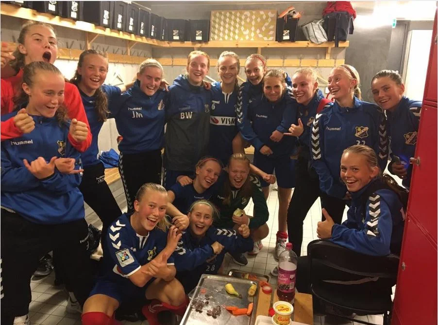 Jubel i garderoben etter kampen (foto: Lyn_nedslag på Instagram)