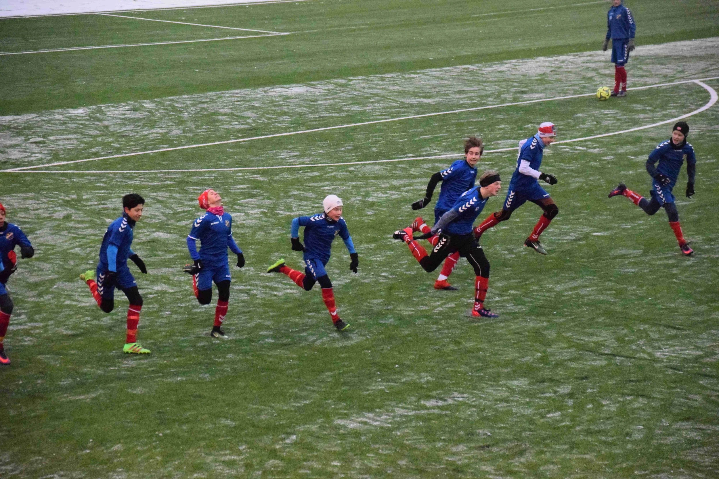 Gutta varmer opp med noen sprinter før kampstart.