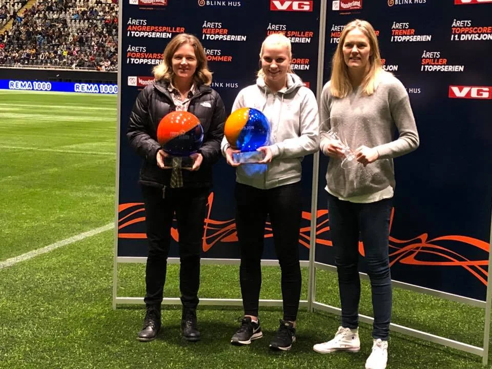 Camilla Huseby (i midten) - årets spiller i 1. divisjonen! (Foto: Berntsen foto)
