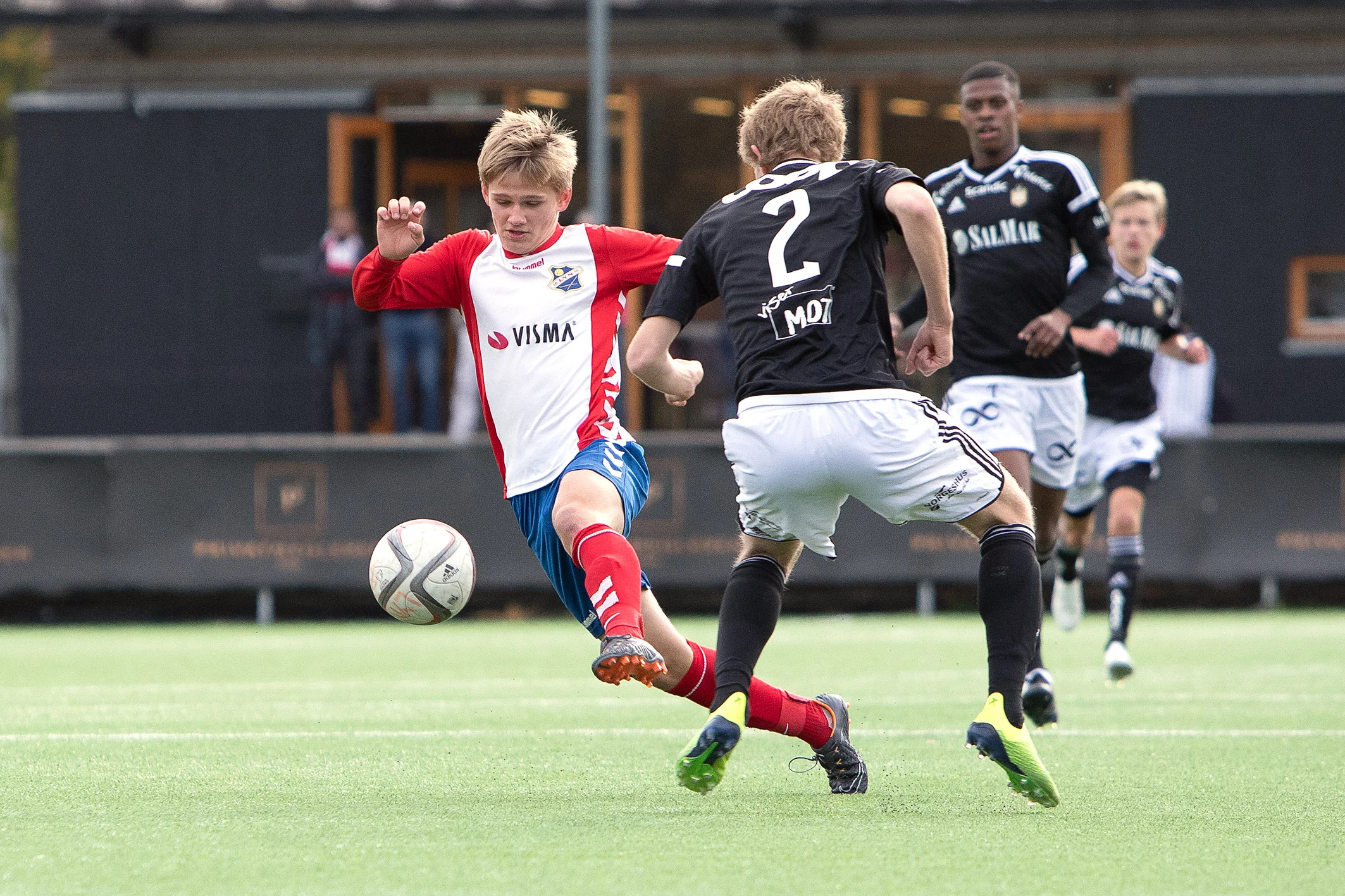 2003 spiller Michael Isaksen har spilt fast for G16 Interkretslaget i år, og kronet dette med uttak til Talentleir i Porsgrunn denne sommeren. Her i aksjon mot RBK i NM semifinalen. Dessverre skadet nå, og ute mot LSK i morgen. Foto: BillyBonkers