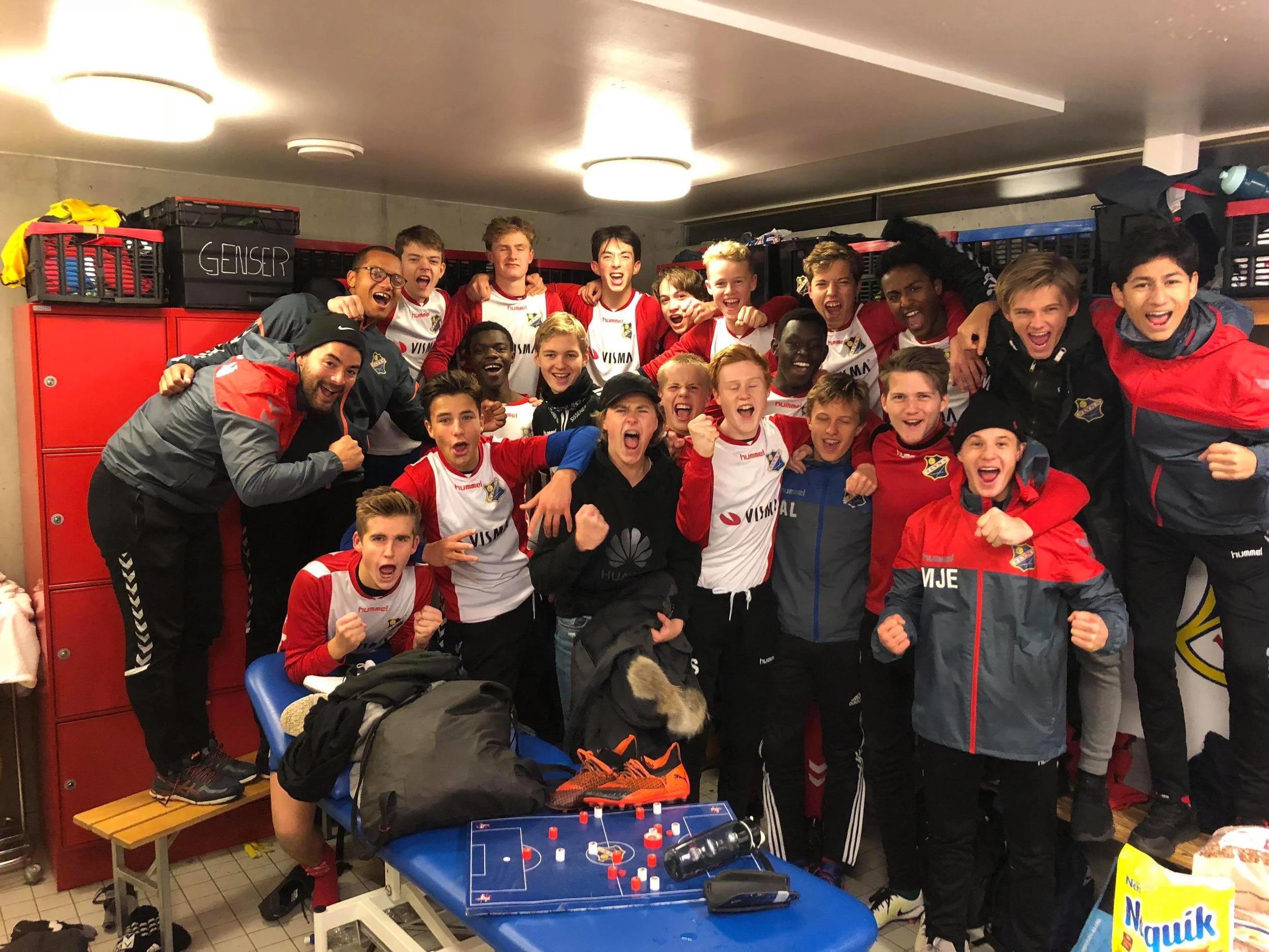 Denne gjengen! <3 Vi er vanligvis ikke så gode på lagbilder, men det her er et realt forsøk synes jeg!! Skulle gjerne hatt med alle på dette bildet - klarer vi alle på lagfesten etter sesongen? GRATULERER ALLE SAMMEN!