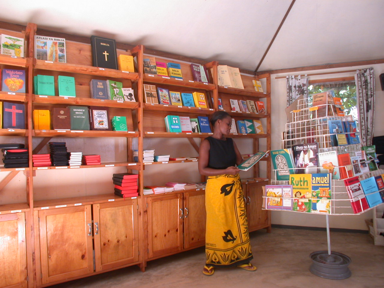 Fra den første bogbutik i Dar Es Salaam 2003.jpg
