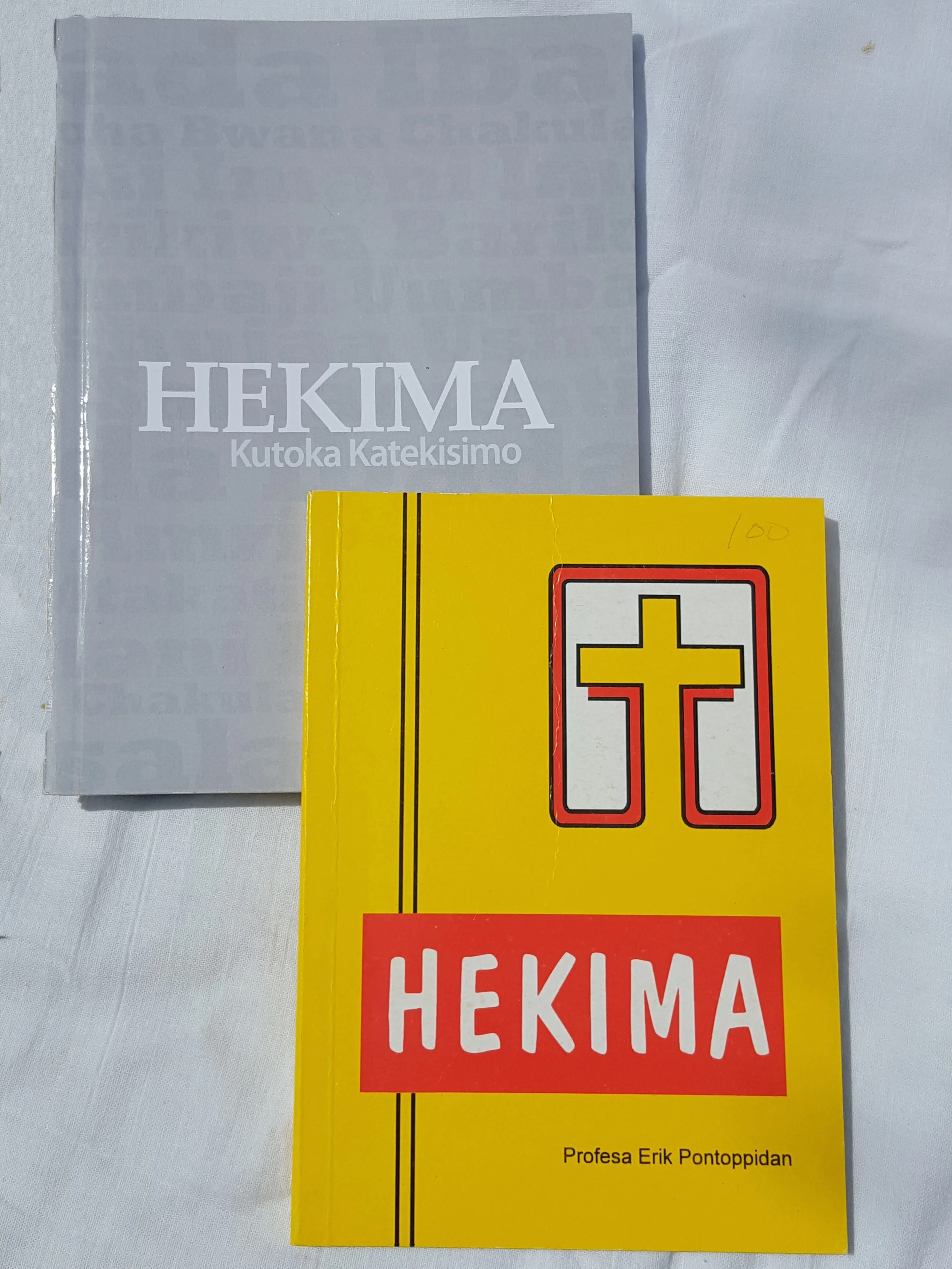Hekima toleo la tatu kulia na toleo la nne kushoto