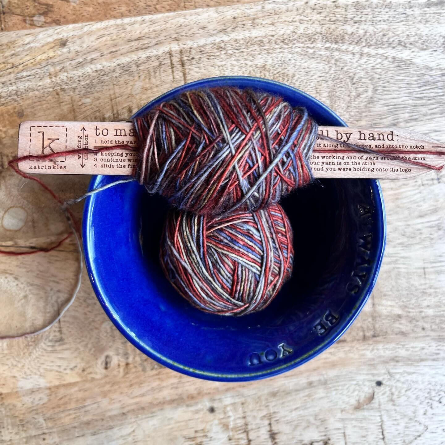 Who else finds winding yarn to be meditative?

✨✨Extra bliss if you get to use the @katrinkles_knitting_jewelry winding tool ✨✨

Throw in a cuppa of your favorite brew in your favorite mug 💖

Have a great day.