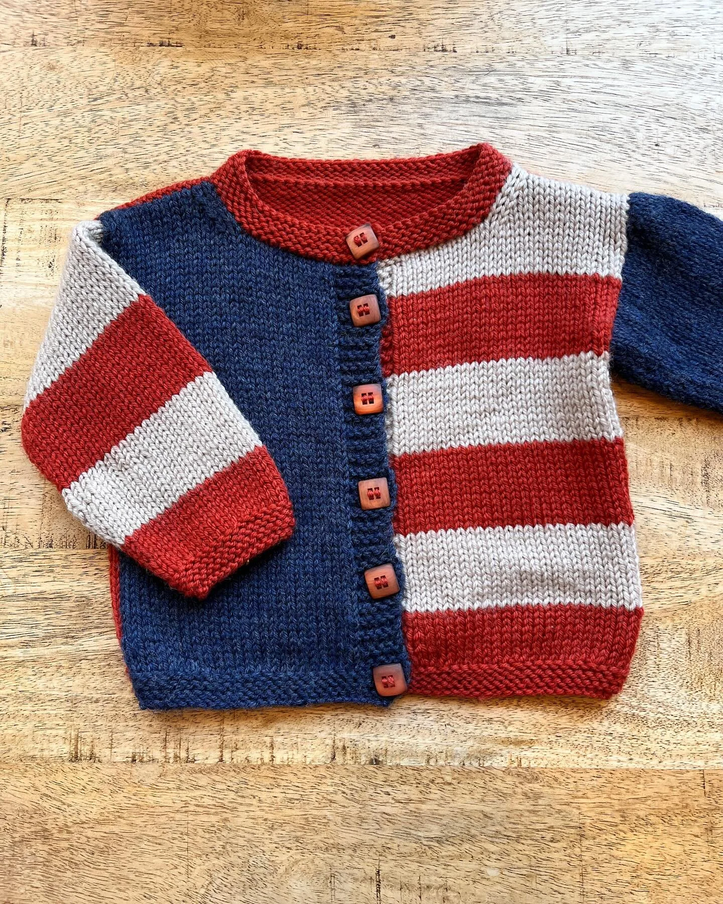 It seems the Gingersnap is having a moment again here at PBYS 😉

Gingersnap baby cardigan is designed by Kristen Rettig&hellip; and she created a bigger kid version too!

We really love it yarned with @berrocoyarn Ultra Wool ❤️

#knitting #knitlocal