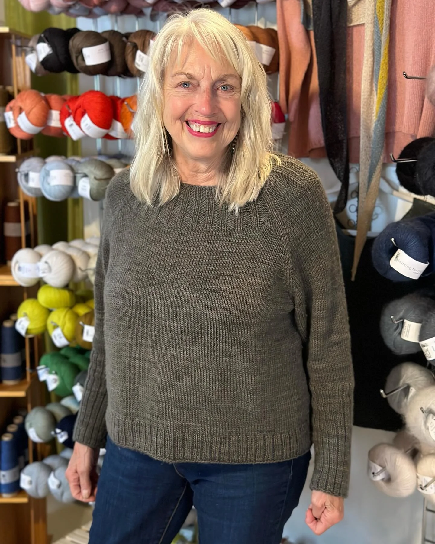 Dee dazzles in drab.
✨ how gorgeous is Dee in her latest ?
~ Calliope ~ an @espacetricot design yarned with @murkydepthsdyes (color way: drab 😉🤩)

🤩✨ so beautiful Dee ✨🤩

#knitting #knitlocal #knitwithfriends #deedazzlesindrab #lys #perfectblendy