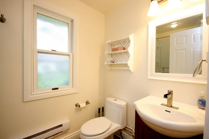 77guesthousebathroom.jpg
