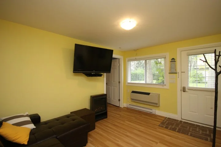 72guesthouselivingroom.jpg