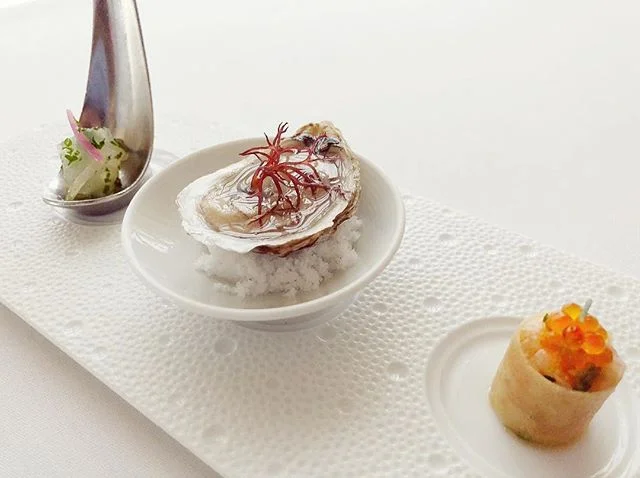 #3courses; 1 of 3
We begin our journey west visiting the 3 star Michelin restaurants in the US with our most admired chef, Eric Ripert and @lebernardinny. A practicing Buddhist, his philosophy extends to the atmosphere in the kitchen and a profound respect for every living being. The #fish truly is the star of the plate. Having met him a few times at the #FoodandWine Festivals in #Aspen and #Hawaii he is one of the most down to earth #celebritychef. #foodart #artofplating #soignefood #foodie #luxurytravel 🙏🏼
.
#🐟 @lebernardinny
・・・
Our Chef’s Tasting Menu, beginning with #canapés... Fluke Chimichurri; Beausoleil #Oyster with Aki Nori and Citrus-Ponzu; Salmon #Tartare Pâte à Brick
