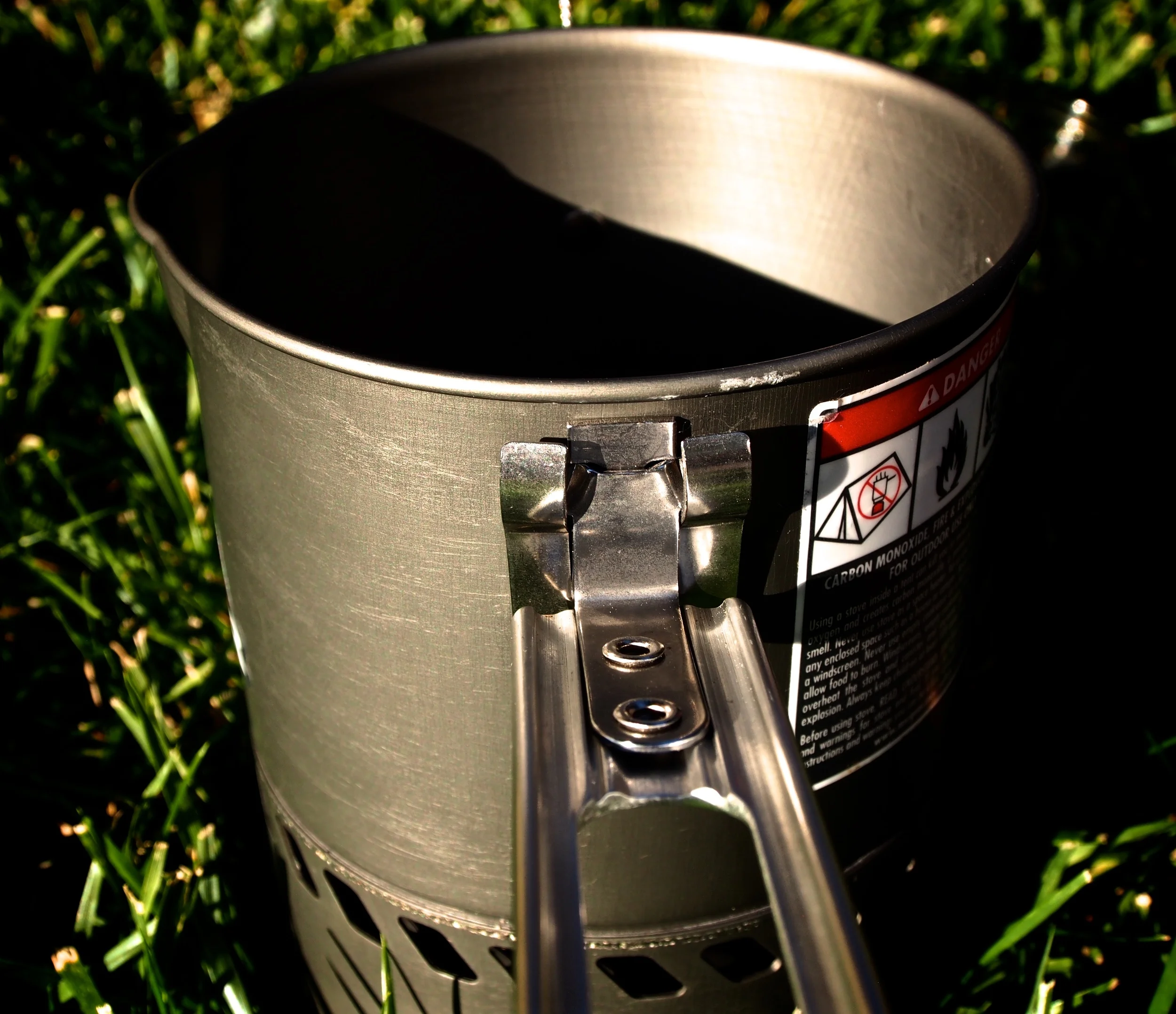The 1L pot comes with a nice pour spout as pictured here on the left of the pot. The handle of the pot does not heat up when cooking and also helps keep all contents inside when folded up and over the pot for storage.