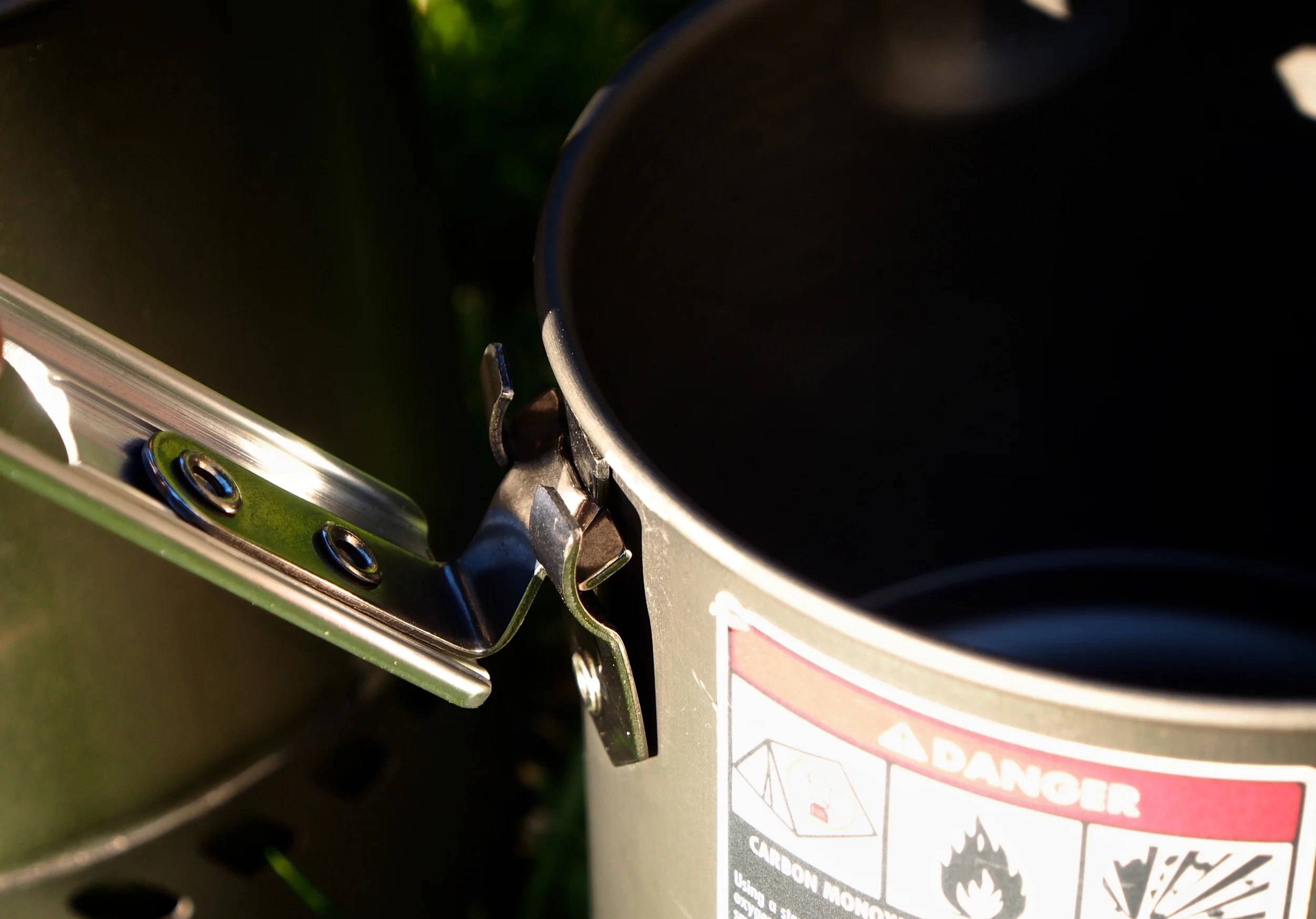 This is the only feature I do not like about the MSR Reactor design. This little tongue-type design works great unless your happen to stress it too much when putting contents back in the container or lifting a heavy pot of water. I've had both handles pop off of the 1.7L and the 1L pots at one point or another which is why you can see scuff marks on the pot next to where the handle and pot meet. You can certainly put the handle back on but it can be a puzzle at times and hopefully you don't have a pot of boiling water to contend with if or when it happens.