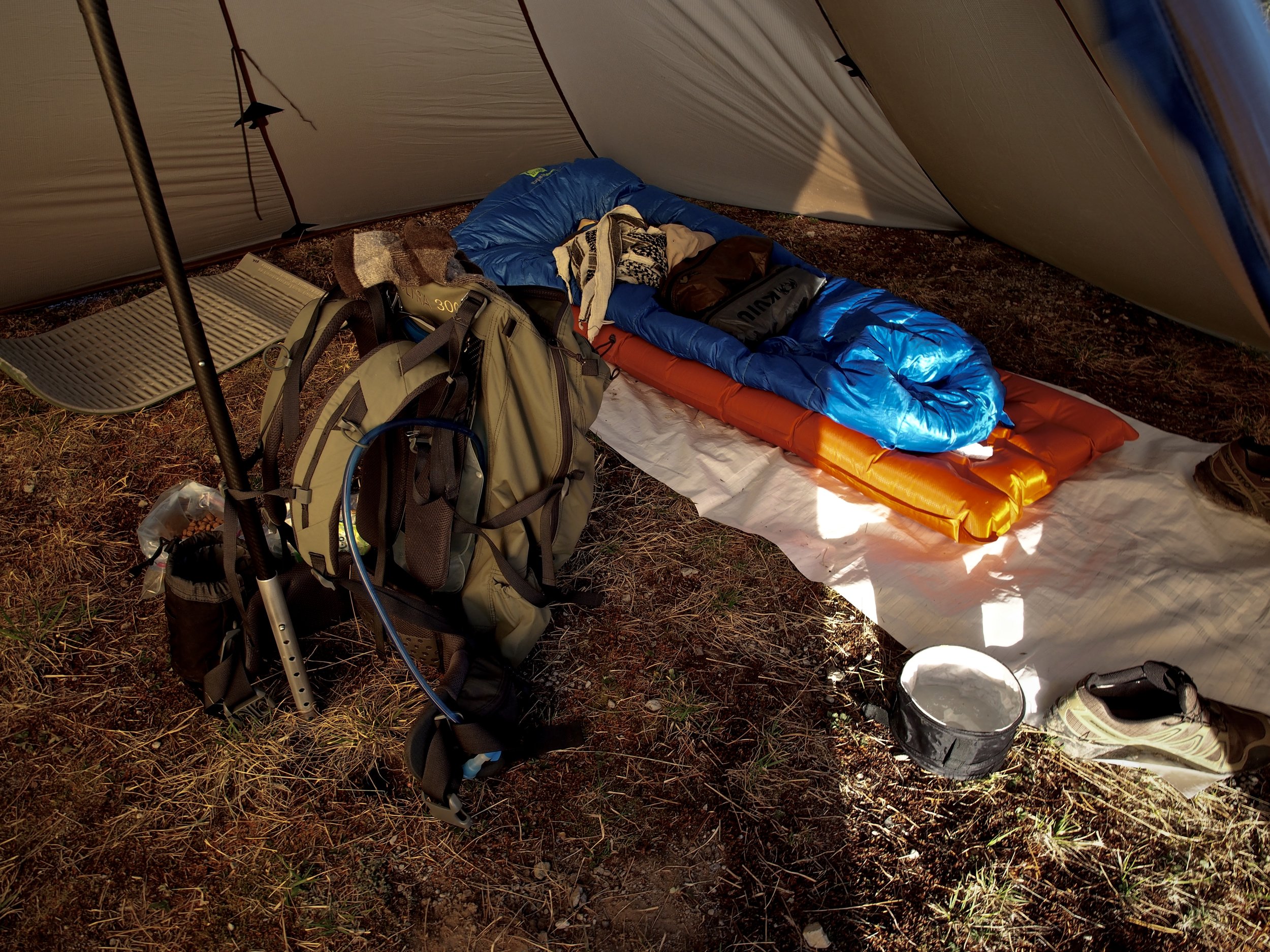 No floor here. I use a tarp of sorts as a barrier between my pad and the earth. It keeps my stuff dry, protects my air pad from punctures, and serves as a nice place to stash things I don't want dirty.