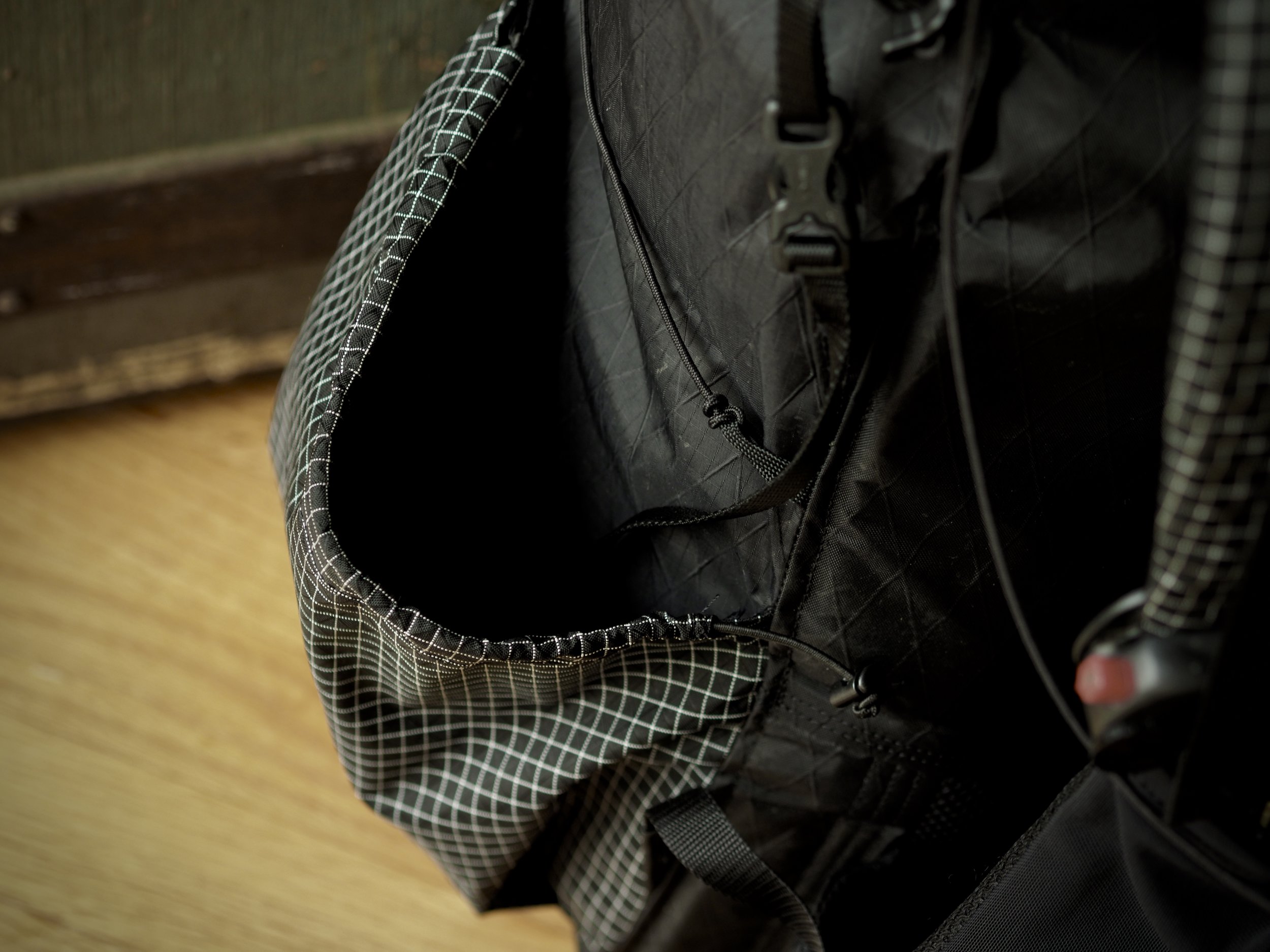 Large drawstring side pockets.