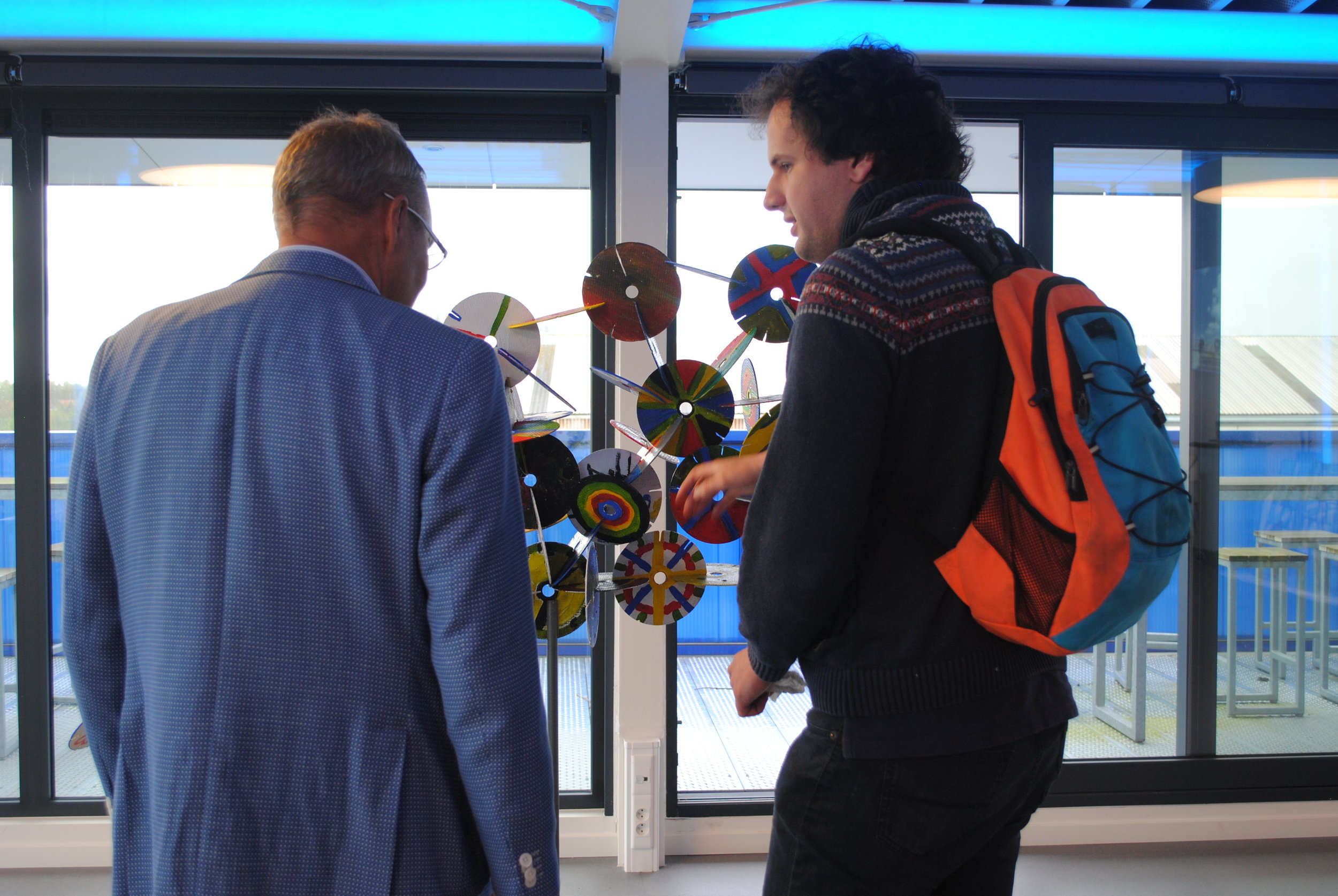 Wim Hoeckman en KunstBaaner Thibault bij de 'Slijpschijvenwolk'