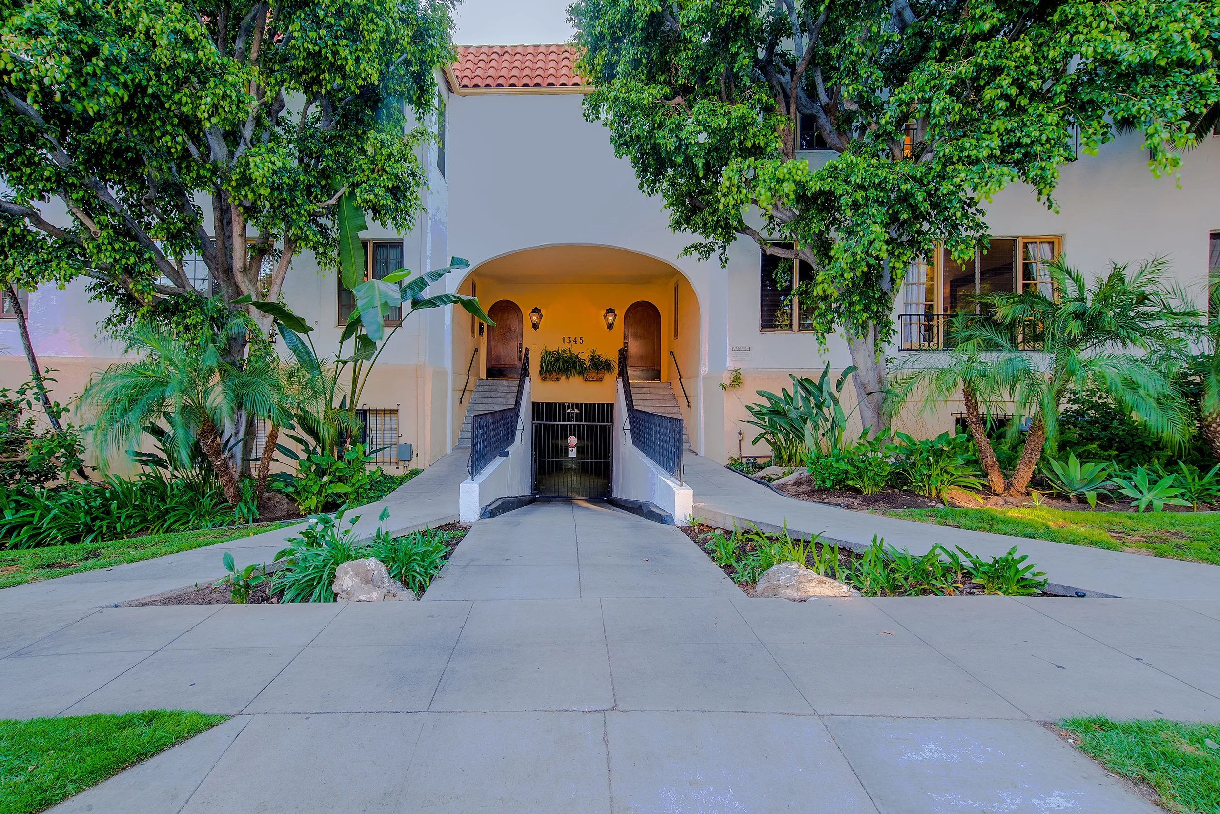 1345NHayworthAve101-001.jpg