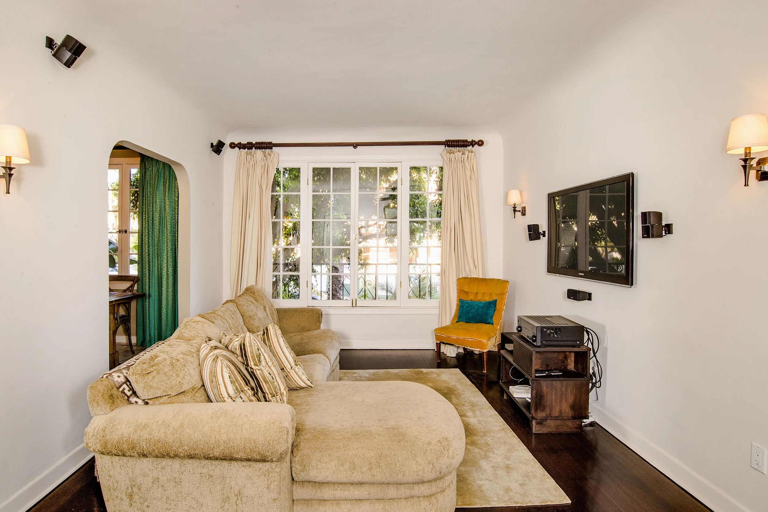 1345NHayworthAve101-004.jpg