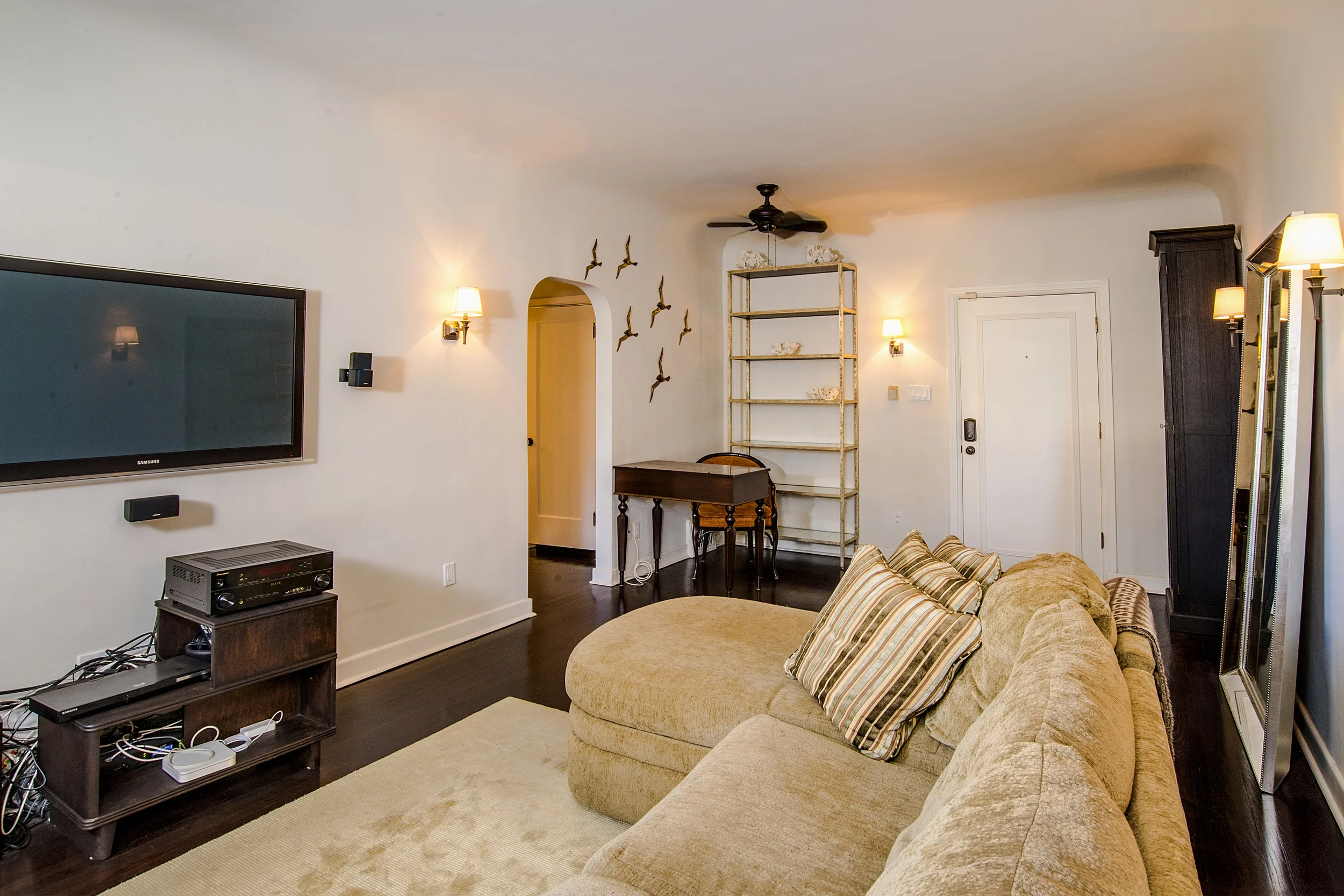 1345NHayworthAve101-005.jpg