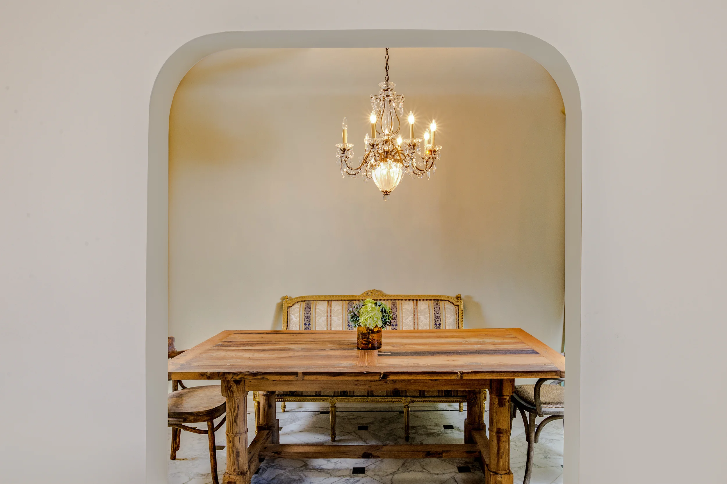 1345NHayworthAve101-007.jpg