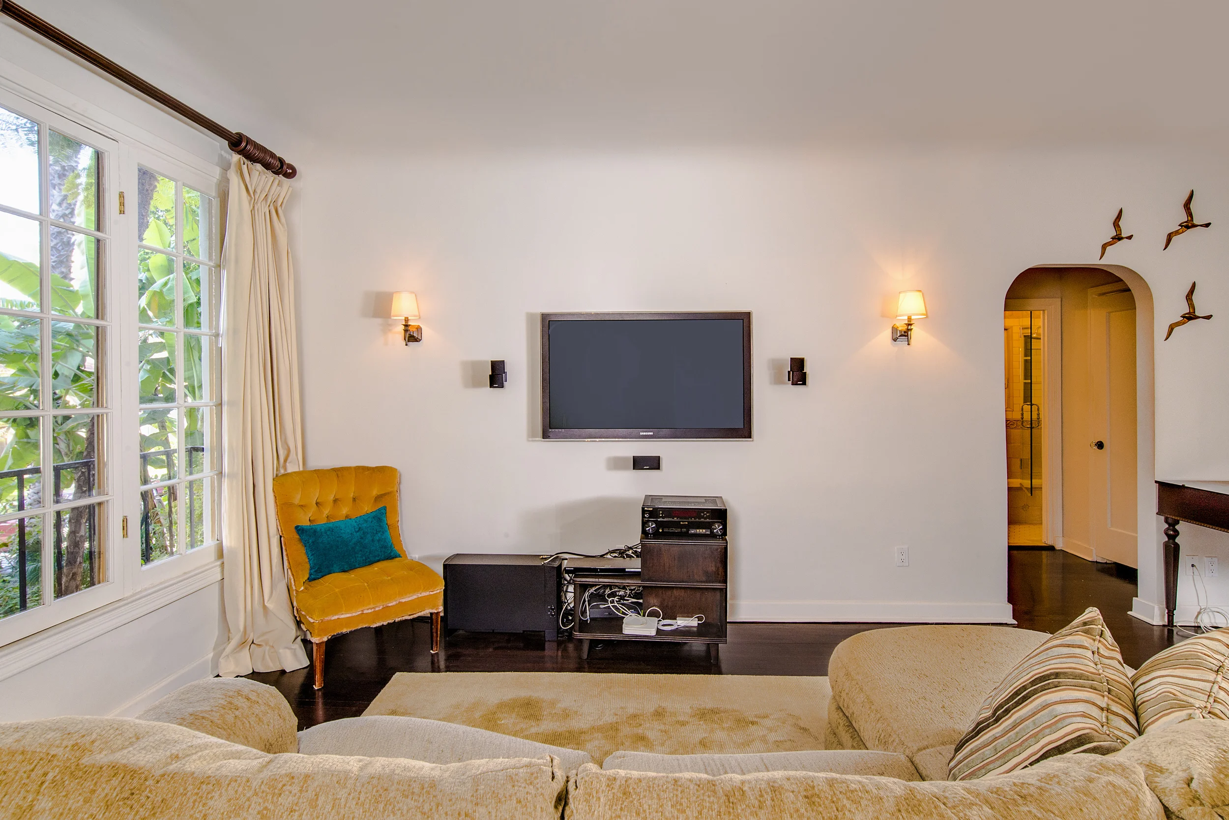 1345NHayworthAve101-006.jpg