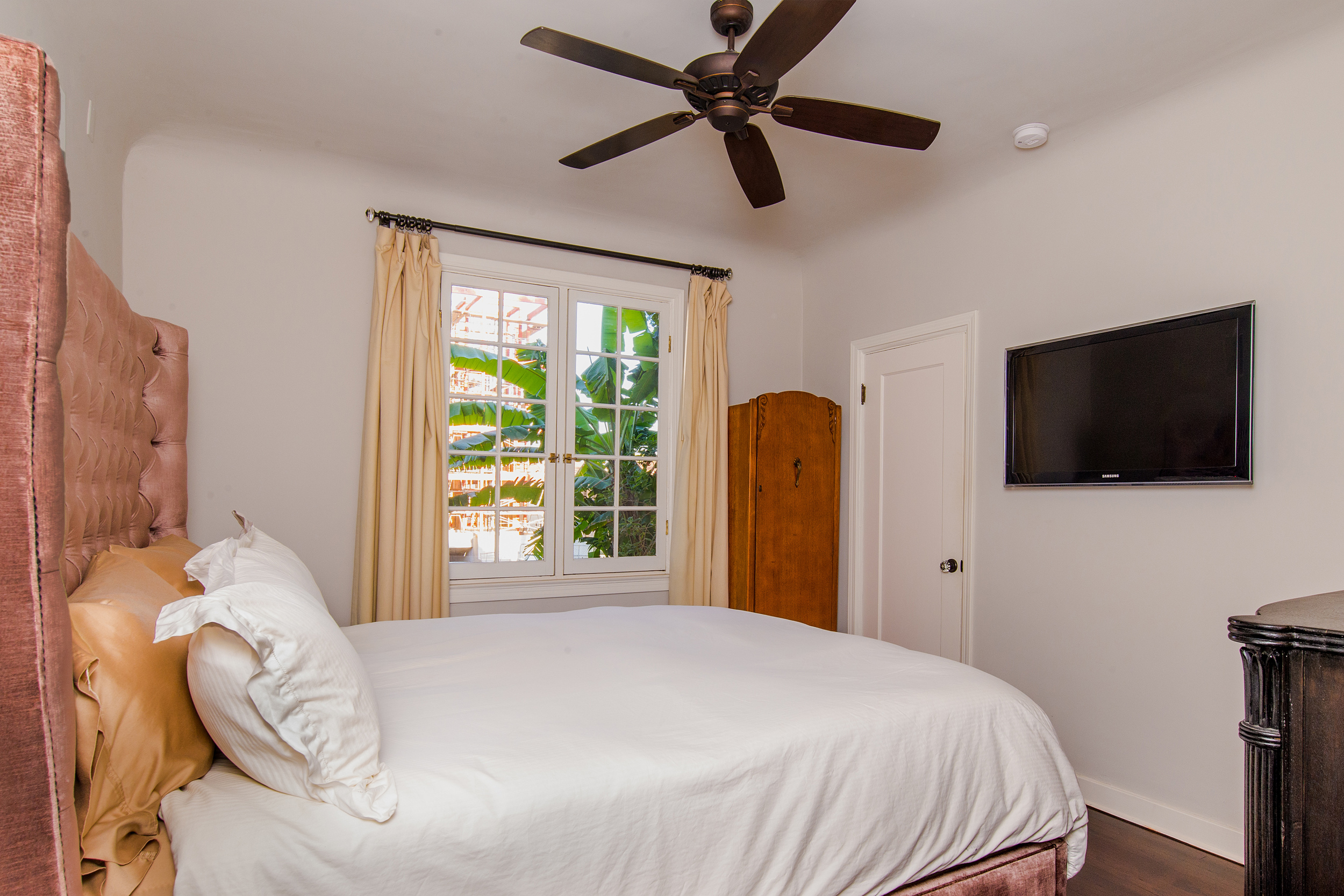 1345NHayworthAve101-011.jpg