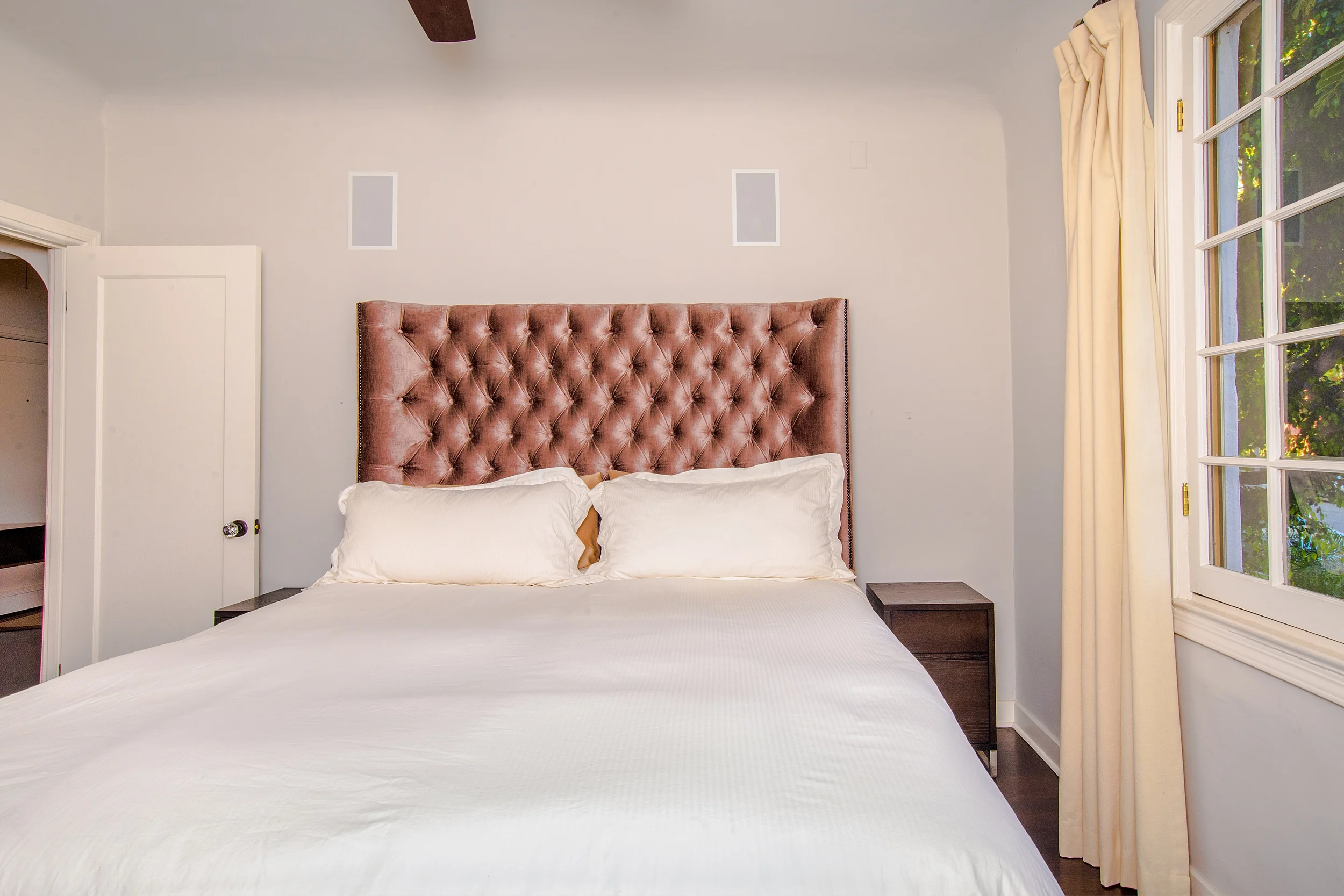 1345NHayworthAve101-012.jpg
