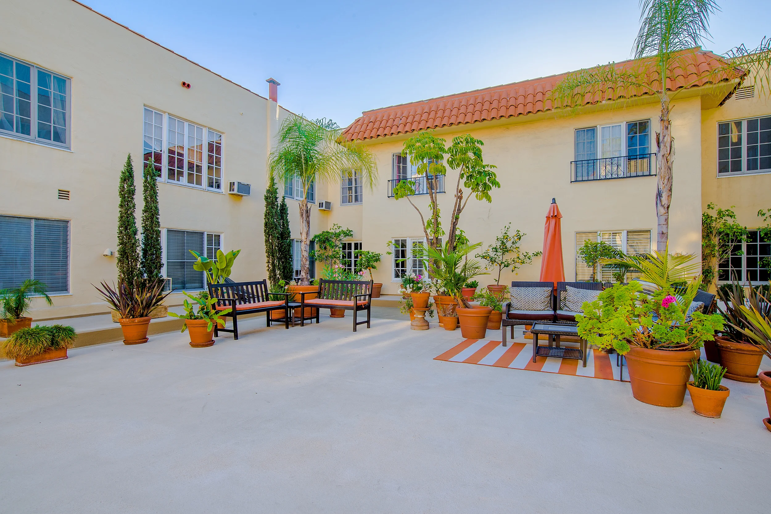 1345NHayworthAve101-019.jpg