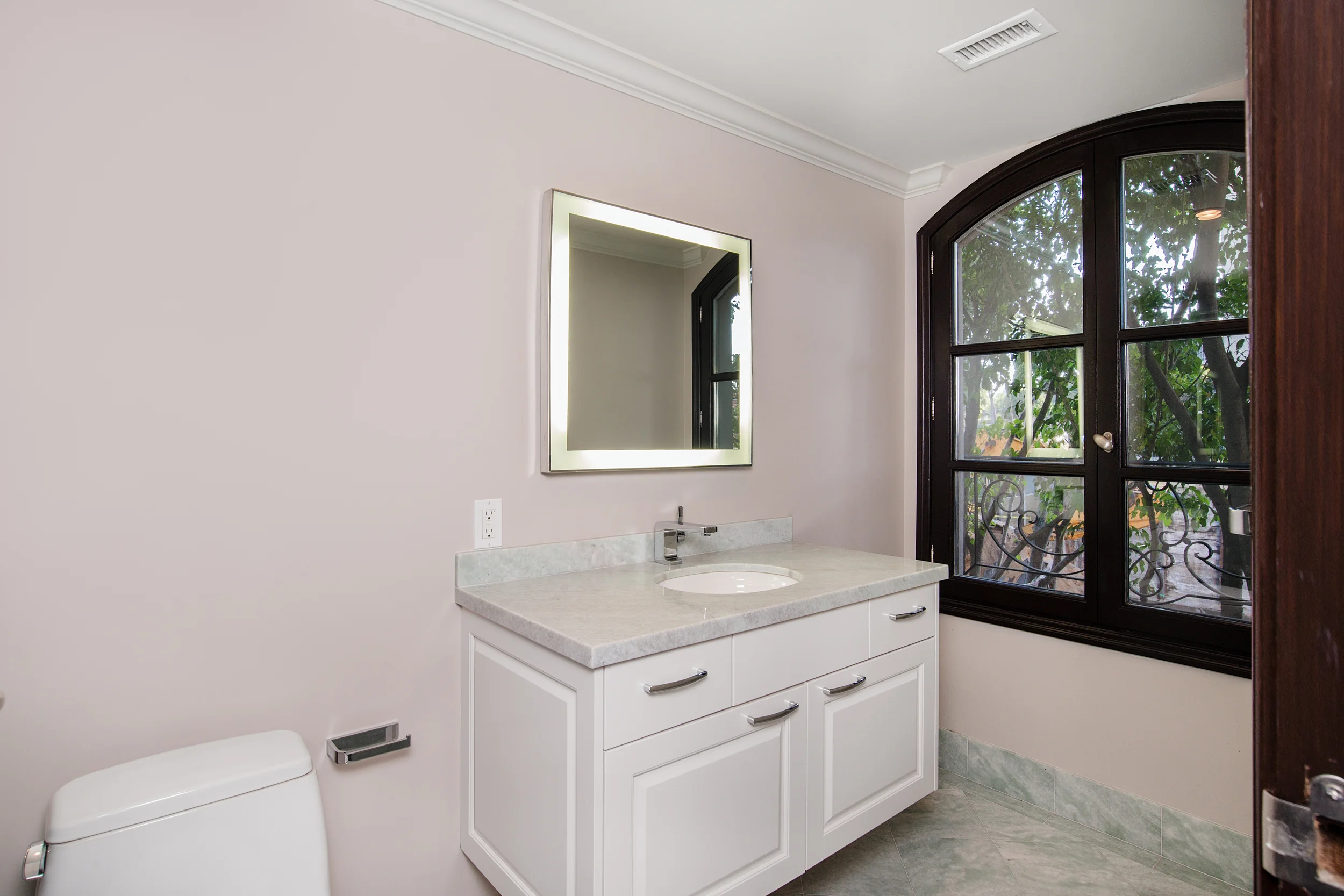 9249BurtonWay203-014.jpg