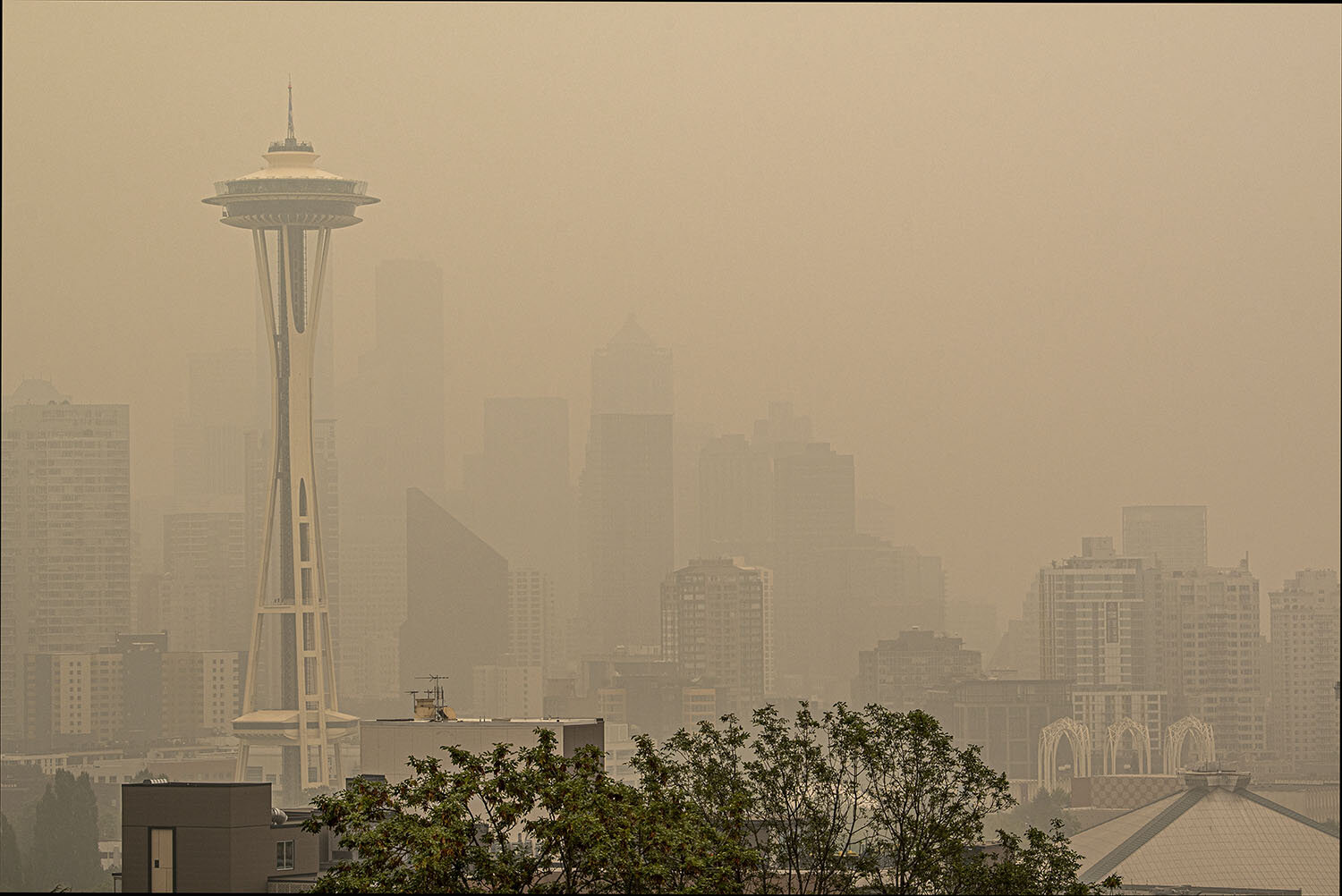 Seattle_SpaceNeedle_smoke_Sept12_2020_1s.jpg