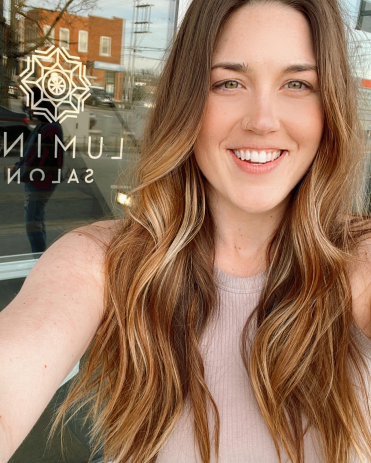 Sunshine, and fresh salon visit selfies. We are here for all of it! ☀️ 
✨Haircut by @allisoncoslerhair 
✨thank you for the beautiful selfie @soldbysierrakc 
✨tag us on your next good hair day. We love to see you!