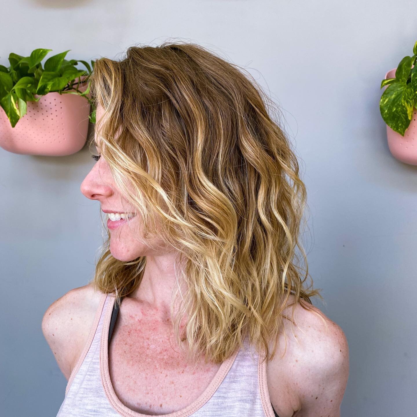 Who&rsquo;s ready for summer? Or at least no more snow! 
☀️ 
This fresh cut @prettywithperla did in the crossroads reminds us of sand, sun, and the humidity making curls and waves live their best natural life. 
☀️
Swipe for the before and after of th