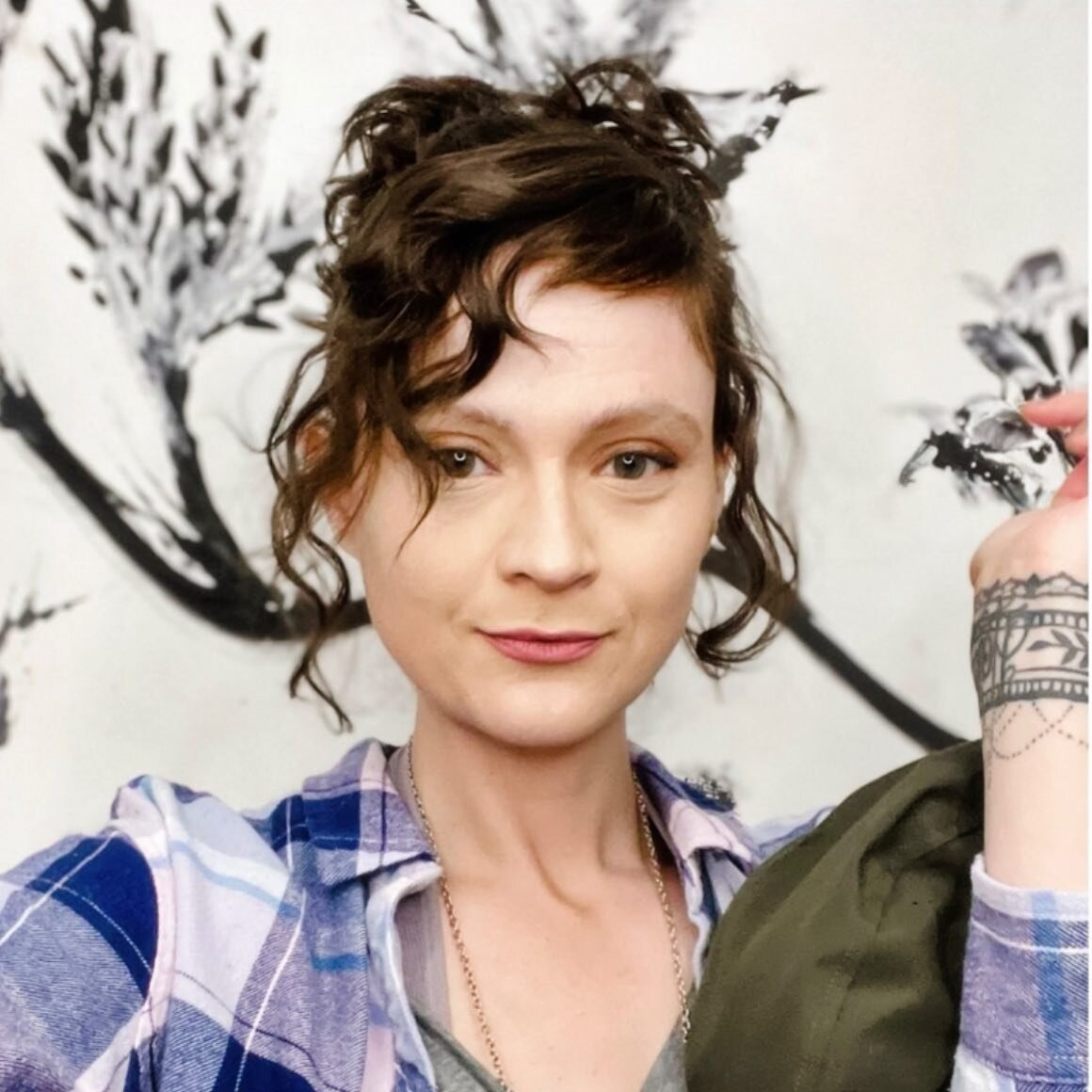 Please welcome our newest stylist to the Crossroads! 
🌟
Sara Brown @every_flower is bringing her 13 years of experience behind the chair to Lumine on March 31st. 
Sara specializes in short edgy cuts to curls, and soft natural color pops. Sara has al