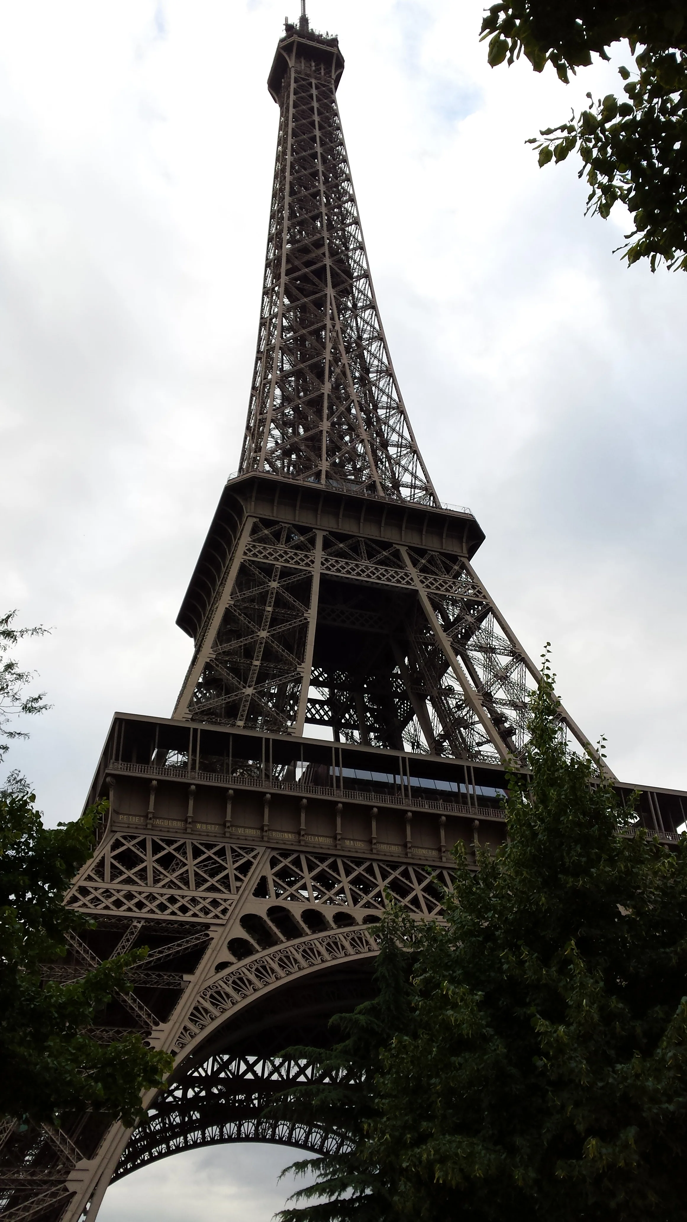 Eiffel Tower in daylight.jpg