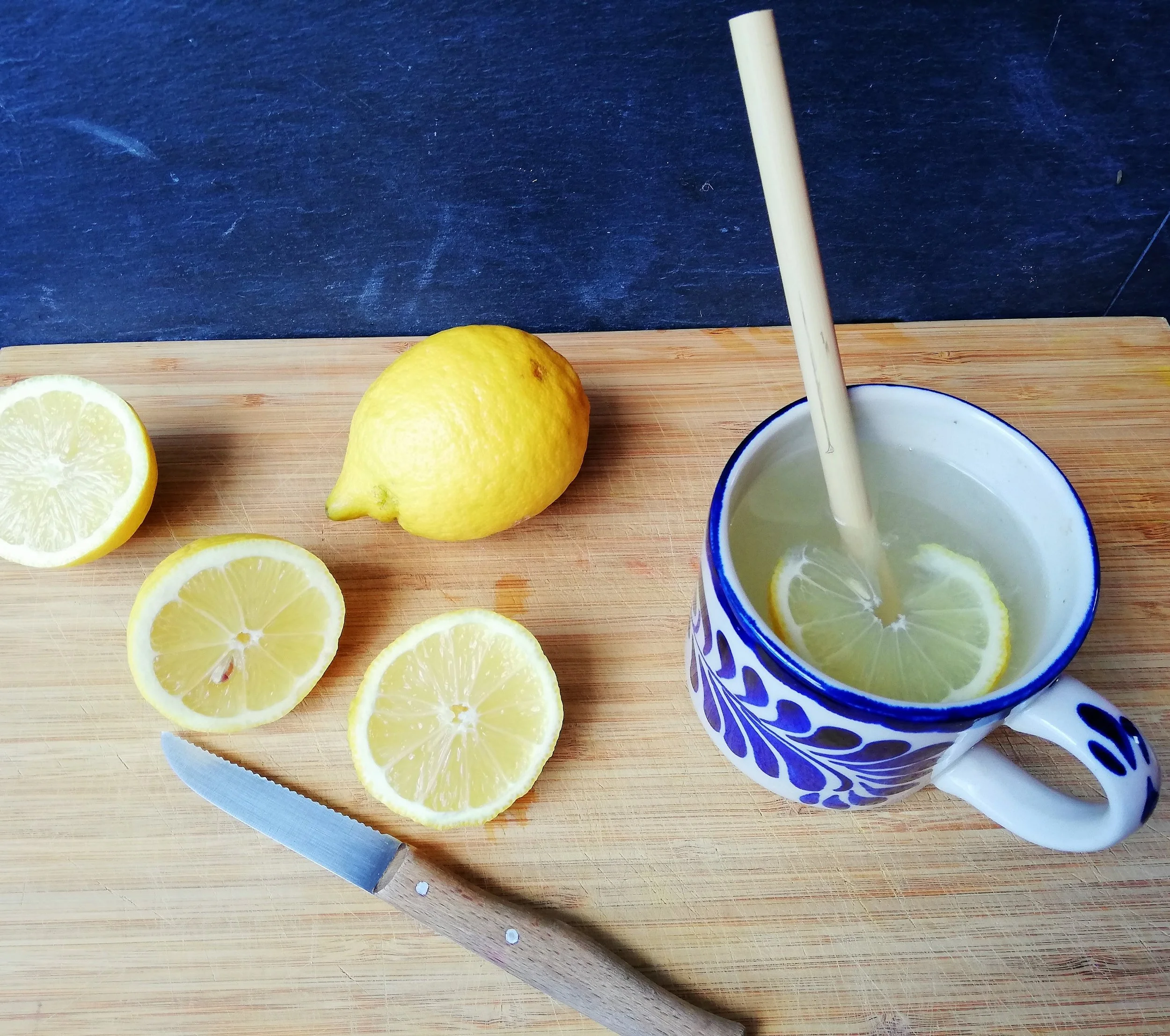 Agua tibia con limón (1).jpg