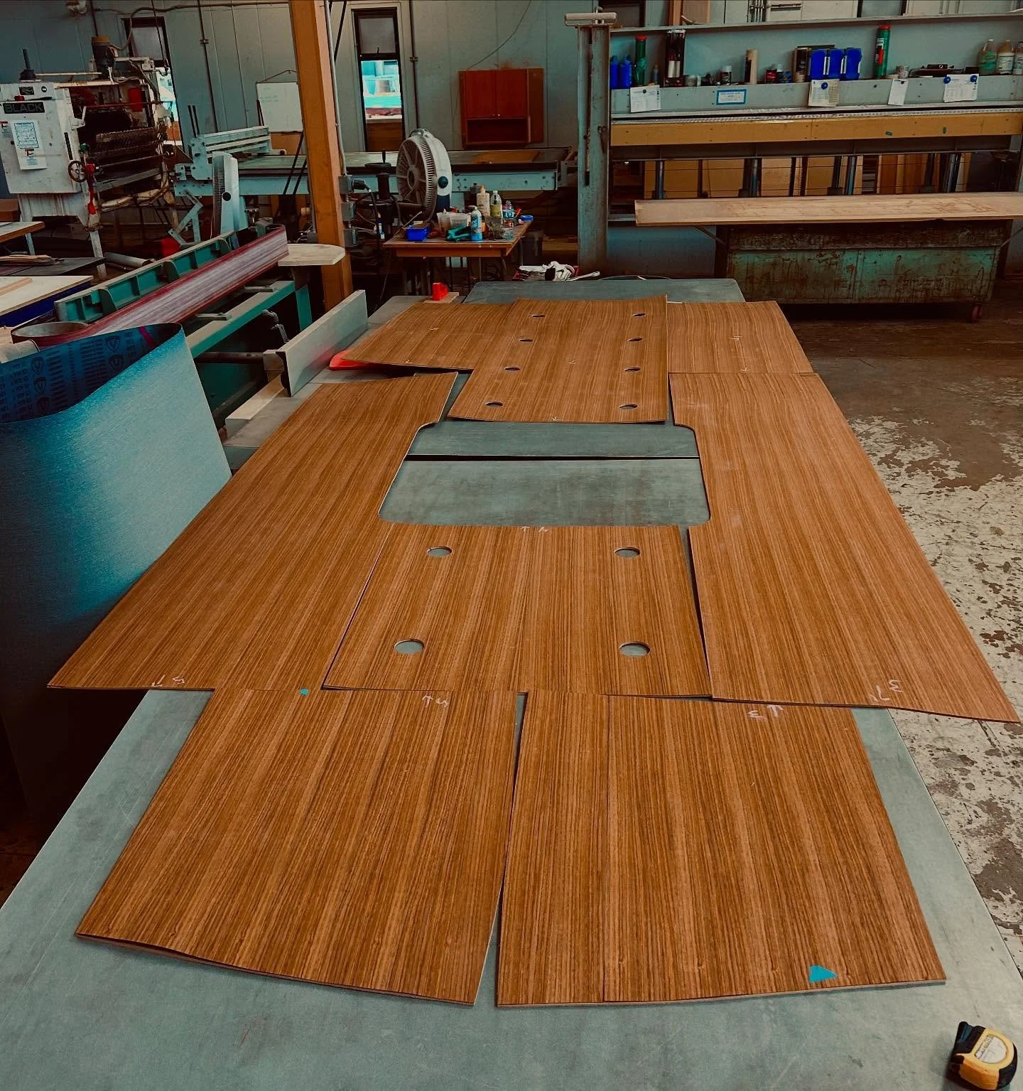 First round of teak layup for a very special interior.
.
.
.
.
.
#porsche #porscheclassic #airstream #liveriveted #vintagetrailer