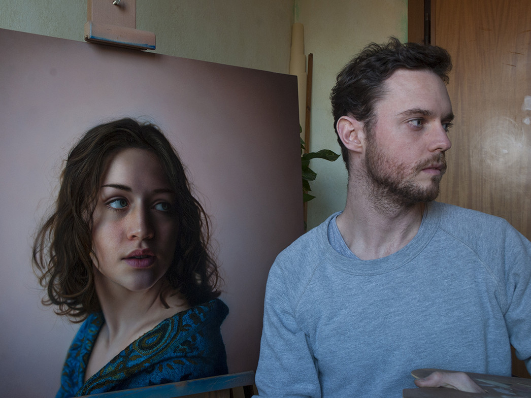 foto di Marco Grassi vicino a una sua opera